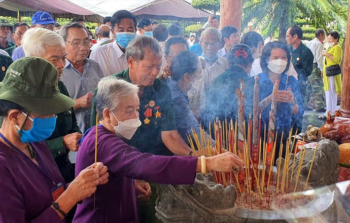 Bà con trong tỉnh đổ về dâng hương tưởng nhớ Người cha vĩ đại của cả dân tộc - Chủ tịch Hồ Chí Minh. (Ảnh: Internet)