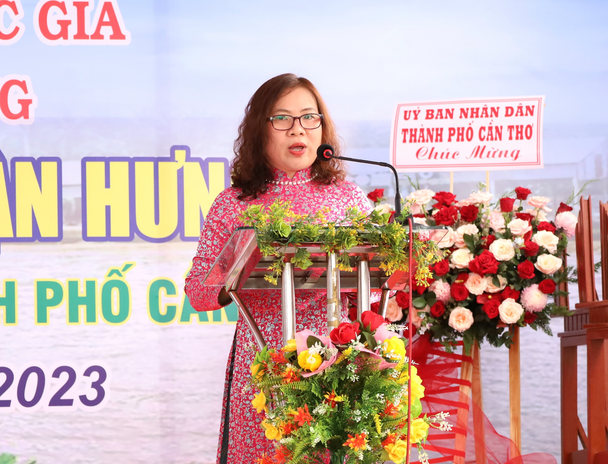 Bà Hà Hồng Ngọc - Phó trưởng phòng Phòng quản lý văn hóa và gia đình, Sở VHTT&DL công bố quyết định về việc công bố Danh mục di sản văn hóa phi vật thể quốc gia “Nghề thủ công truyền thống Nghề làm bánh tráng Thuận Hưng, phường Thuận Hưng, quận Thốt Nốt, TP. Cần Thơ.