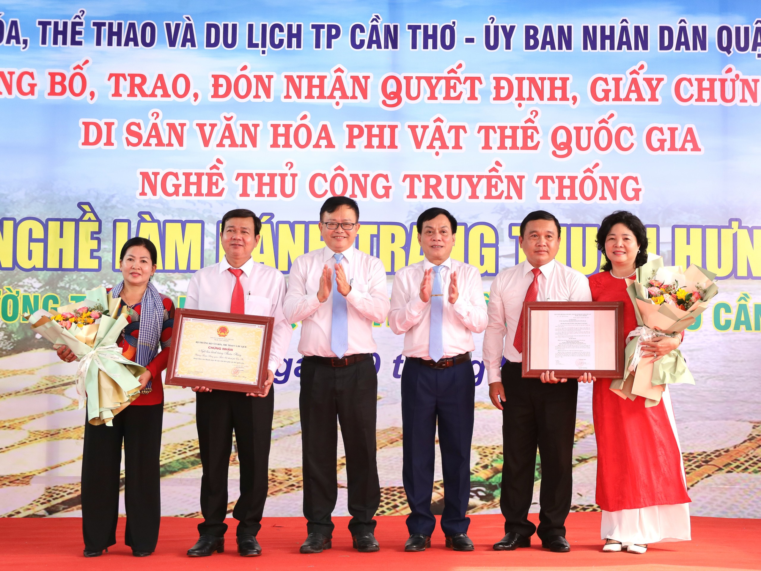 Ông Nguyễn Trung Nhân - UV BTV Thành ủy, Chủ tịch UB MTTQVN TP. Cần Thơ và ông Nguyễn Ngọc Hè - Phó Chủ tịch UBND TP. Cần Thơ trao quyết định, giấy chứng nhận cho đại diện UBND quận Thốt Nốt.