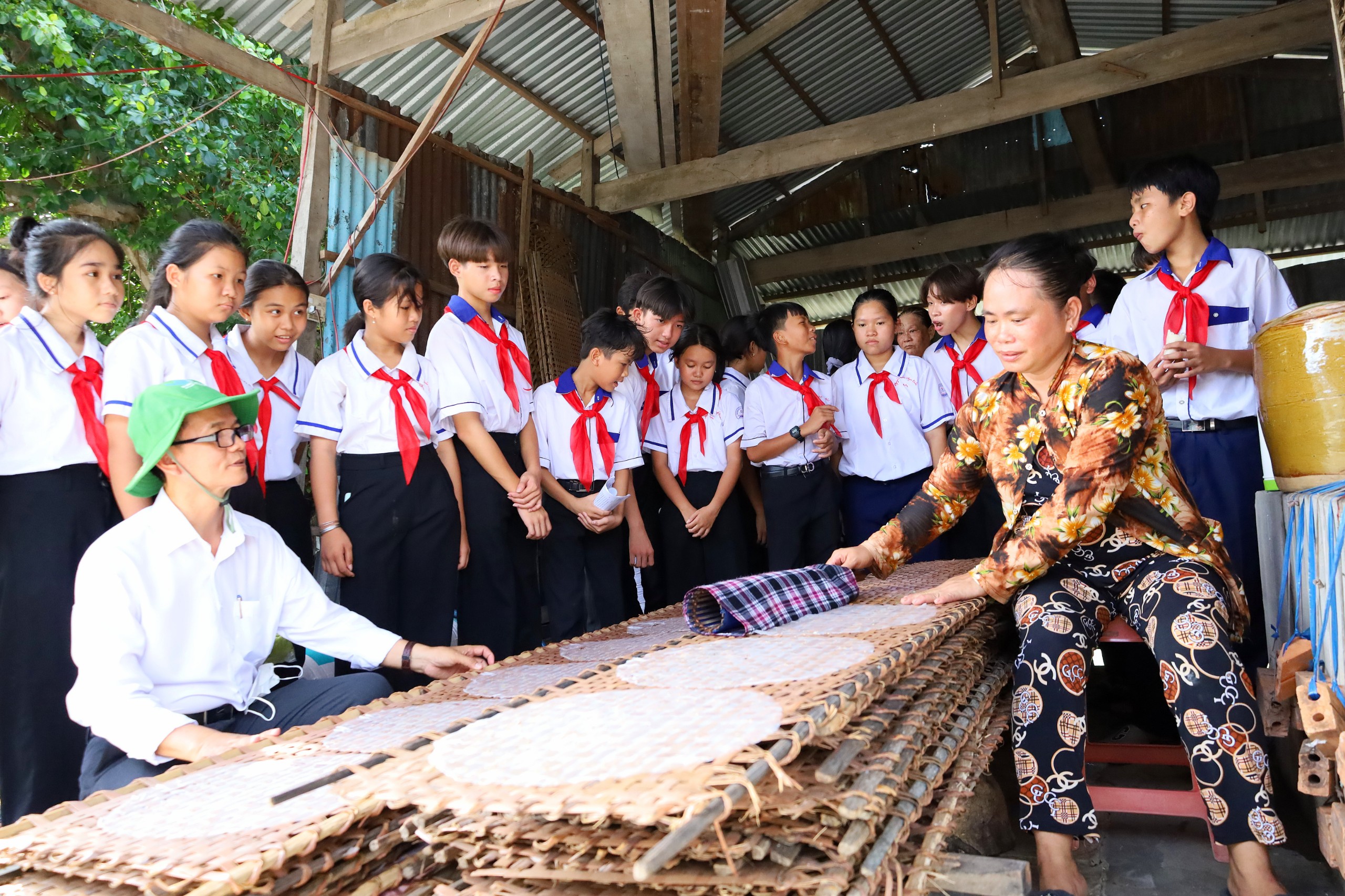 Các em học sinh tham quan Làng nghề bánh tráng Thuận Hưng.