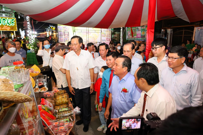 Các vị khách tham quan gian hàng đặc sản ở trung tâm tuyến phố Lê Bình.