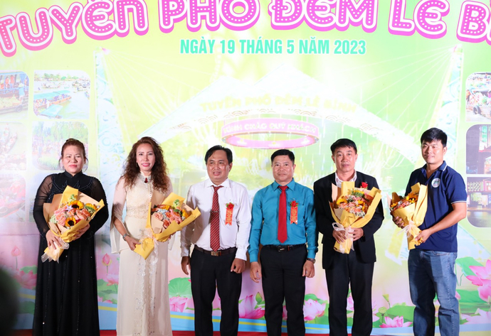 Lãnh đạo phường Hưng Lợi, quận Ninh Kiều tặng hoa cảm ơn các nhà tài trợ.