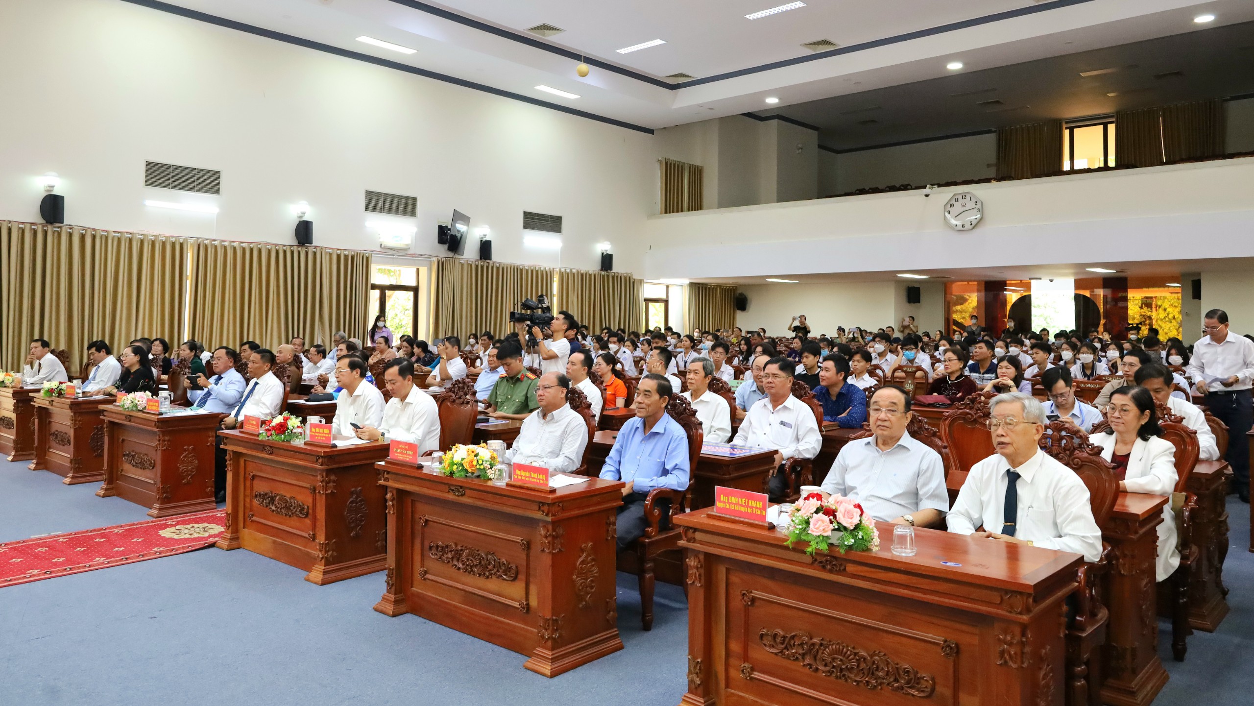 Quang cảnh lễ tiếp nhận và tuyên dương các tổ chức, cá nhân đã đóng góp cho Quỹ Khuyến học.