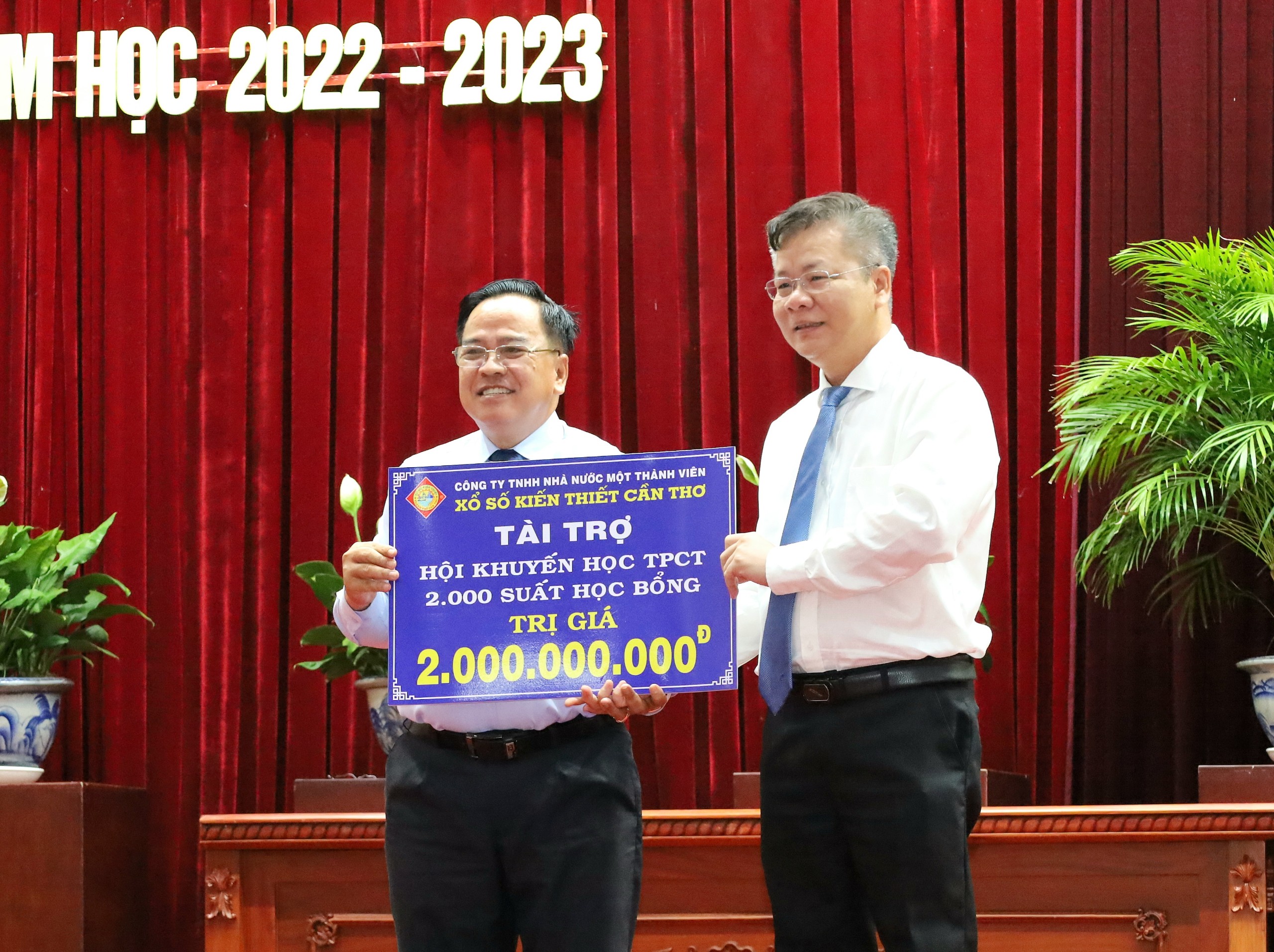 Các đơn vị trao bảng tượng trưng ủng hội Quỹ Khuyến học.
