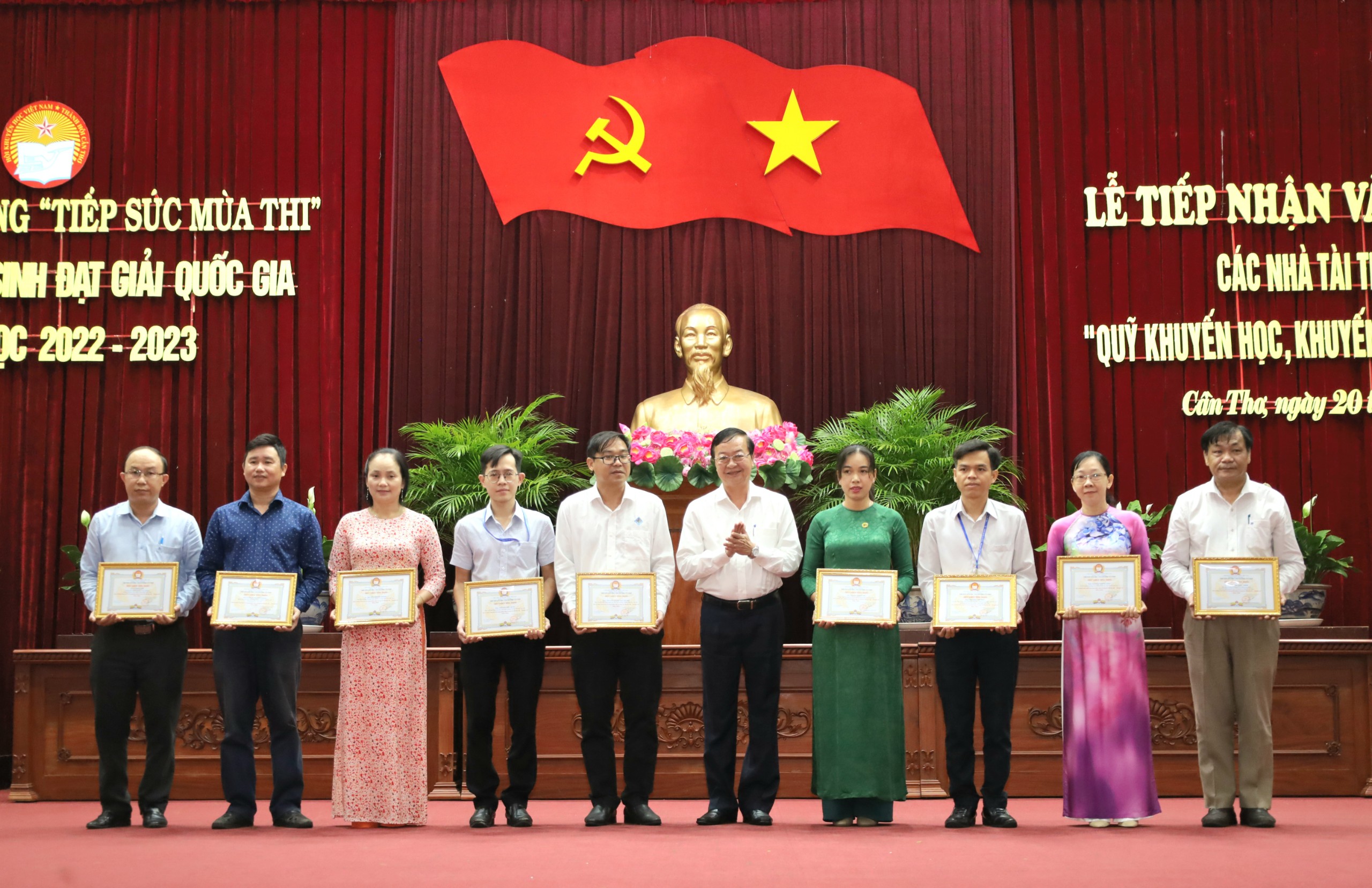 Ông Lê Tấn Thủ - UV BTV Thành ủy, Trưởng Ban Tổ chức Thành ủy Cần Thơ trao tặng giấy khen của Hội Khuyến học TP. Cần Thơ cho giảng viên các Trường Đại học, Cao đẳng đã có thành tích xuất sắc trong phong trào khuyến học, khuyến tài năm 2023.