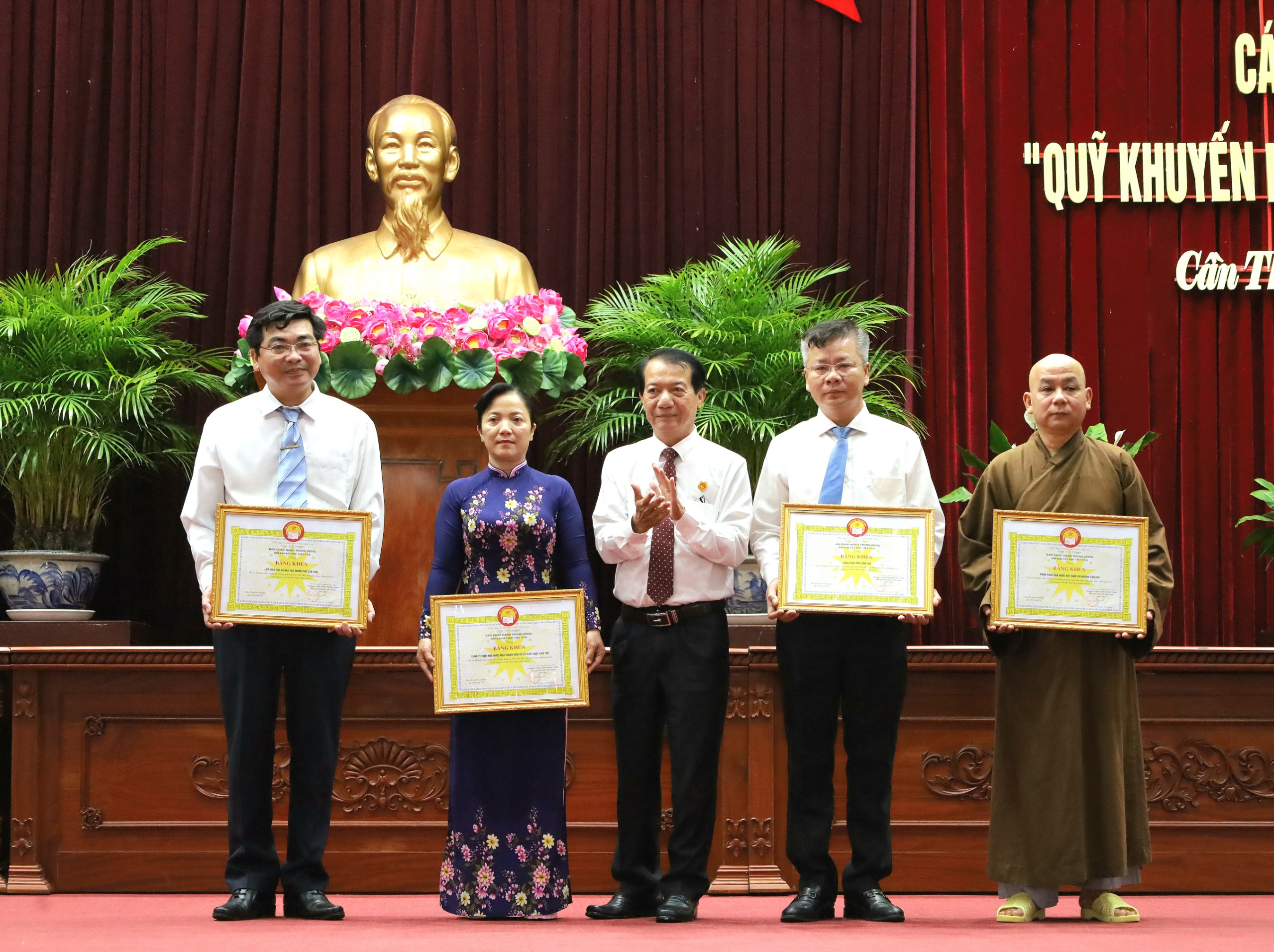 Ông Nguyễn Văn Hồng – Phó Chủ tịch Hội Khuyến học TP. Cần Thơ trao tặng Bằng khen của Trung ương Hội Khuyến học Việt Nam cho các đơn vị.
