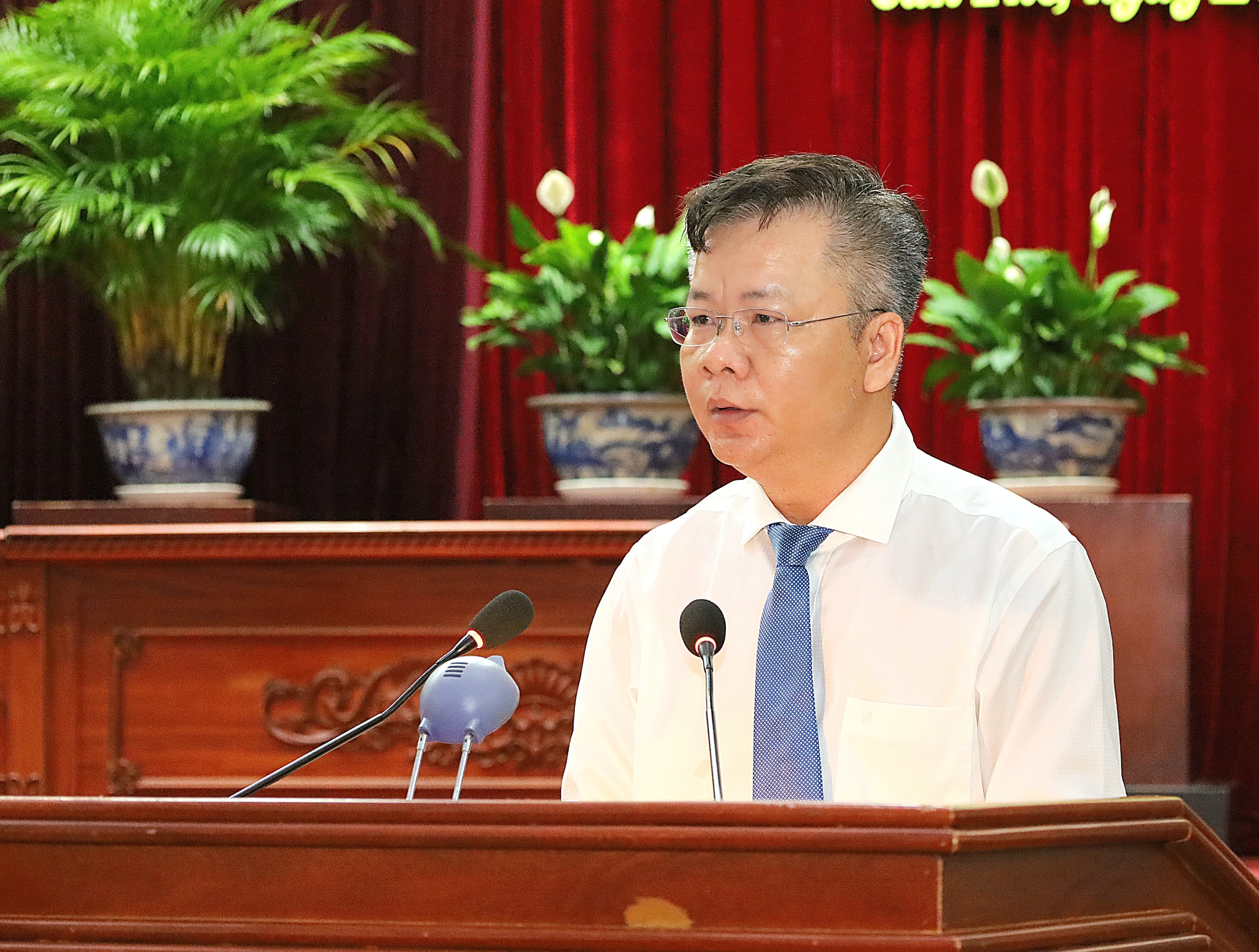 Ông Phạm Hoàng Hải – Phó Giám đốc Công ty TNHH NN MTV Xổ số kiến thiết Cần Thơ thay mặt các đơn vị ủng hộ tài trợ phát biểu tại buổi lễ.