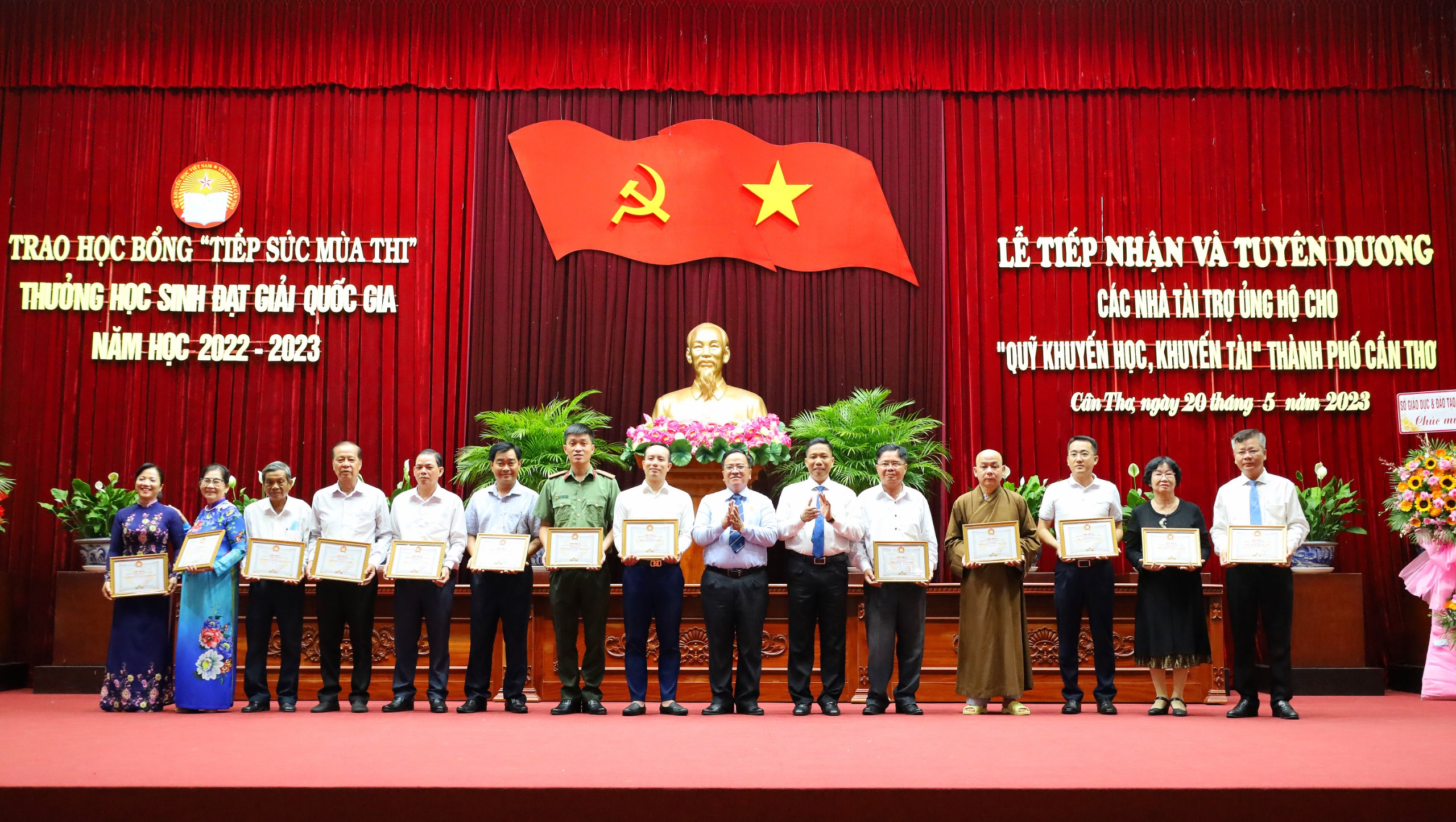Ông Nguyễn Thực Hiện – Phó Chủ tịch UBND thành phố, Chủ tịch Hội đồng Quỹ Khuyến học TP. Cần Thơ và ông Nguyễn Thanh Xuân – Chủ tịch Hội Khuyến học TP. Cần Thơ trao thư cám ơn cho các đơn vị ủng hộ quỹ khuyến học.