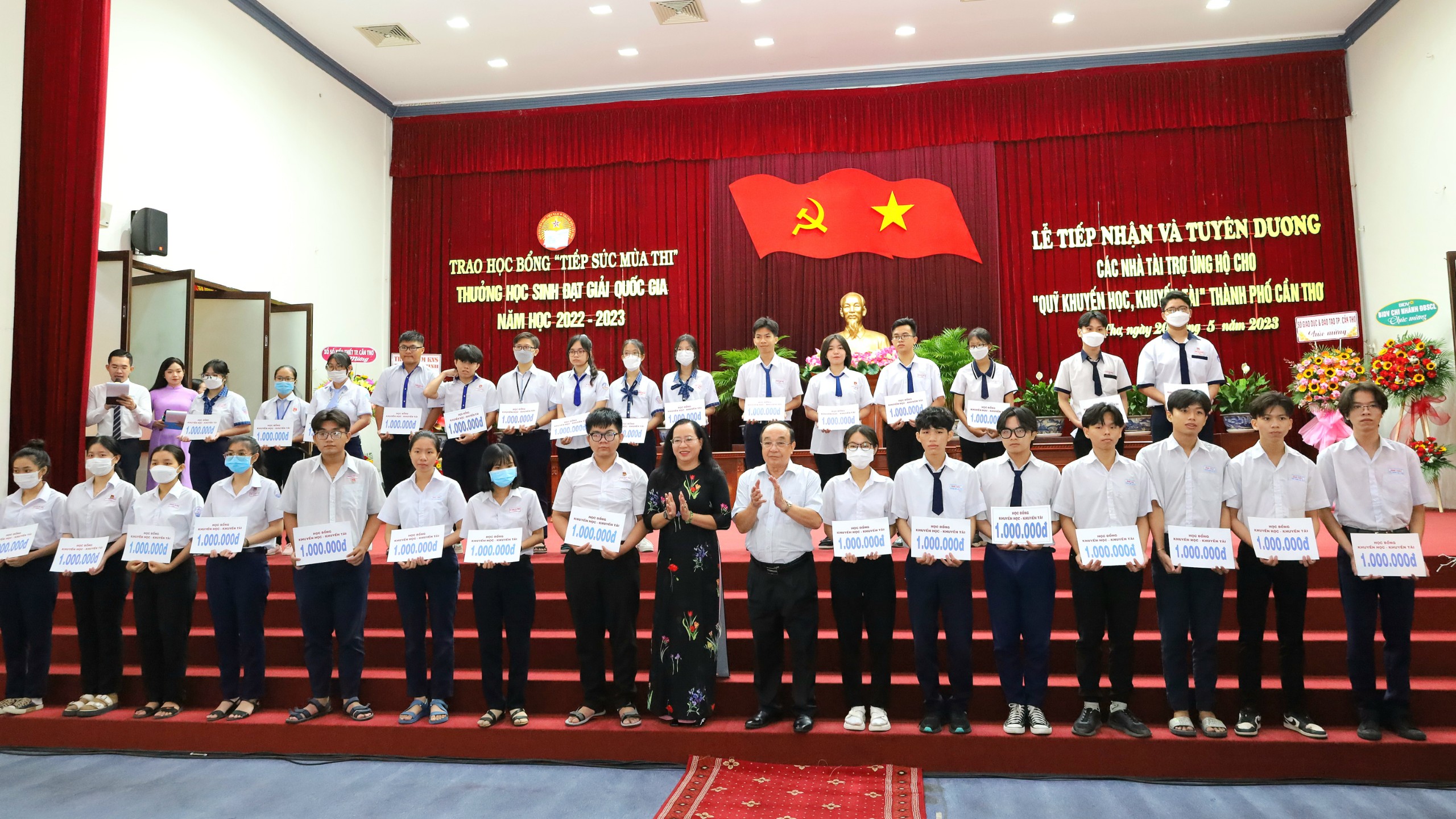 Bà Nguyễn Thúy Hằng - Phó Chủ tịch UB MTTQ TP. Cần Thơ và ông Đinh Viết Khanh - nguyên Chủ tịch Hội Khuyến học TP. Cần Thơ trao tặng học bổng cho các em học sinh lớp 12 có hoàn cảnh khó khăn học giỏi.