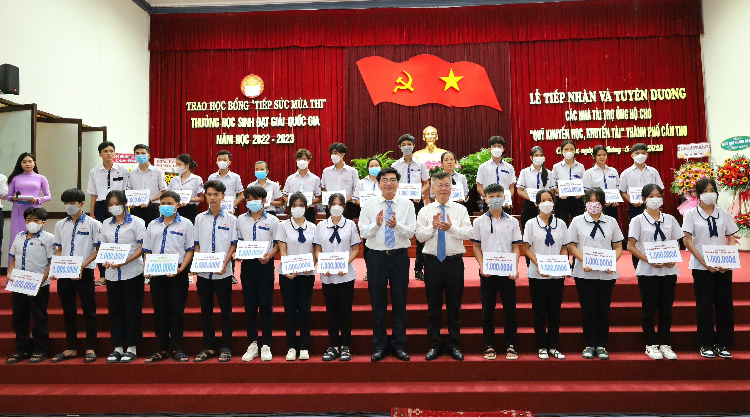 Ông Trần Thanh Bình - Giám đốc Sở Giáo dục và Đào tạo TP. Cần Thơ và ông Phạm Hoàng Hải - Phó Giám đốc Công ty TNHH NN MTV XSKT Cần Thơ trao tặng học bổng cho các em học sinh lớp 12 có hoàn cảnh khó khăn học giỏi.