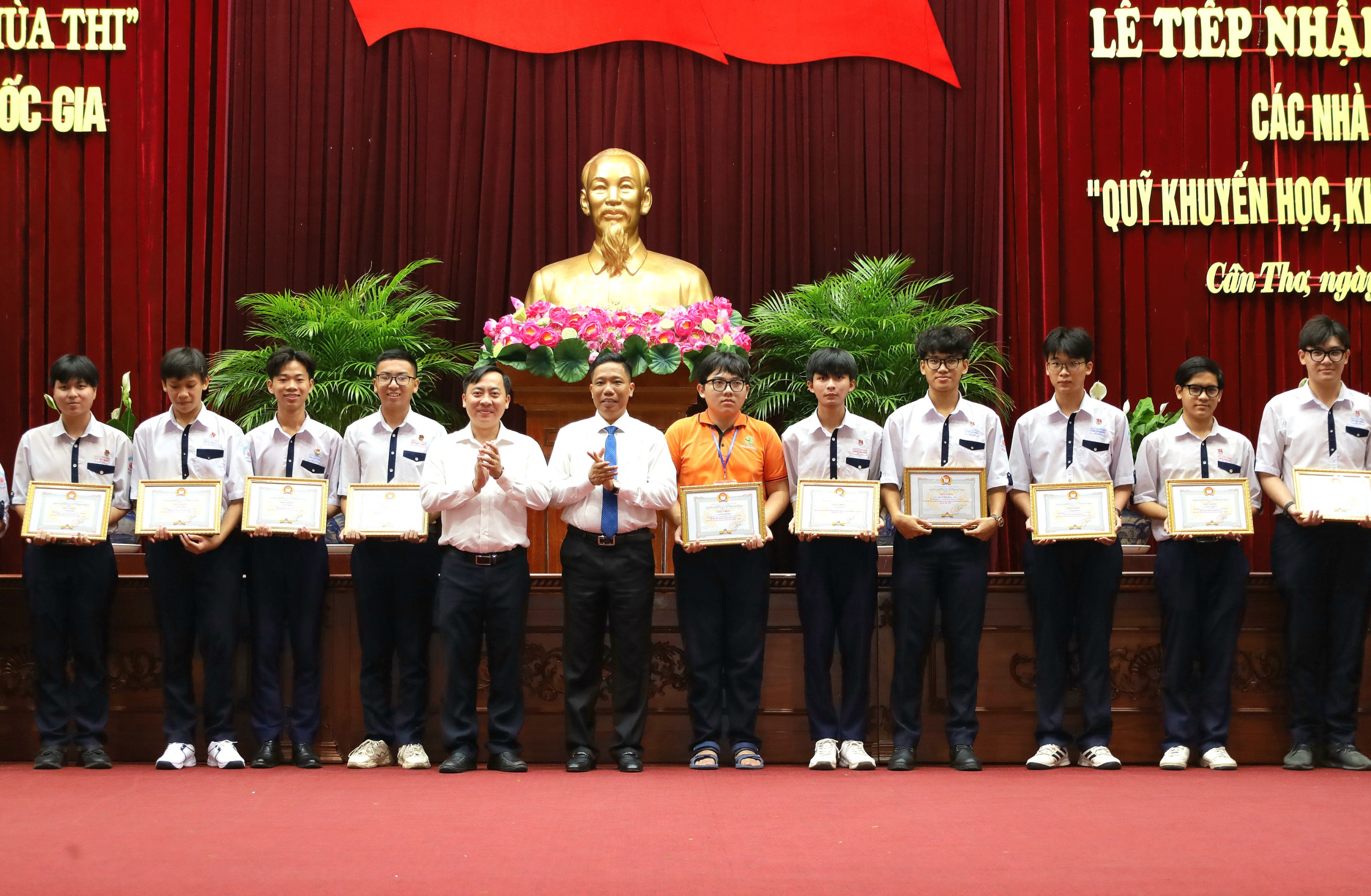Ông Nguyễn Thực Hiện – Phó Chủ tịch UBND TP, Chủ tịch Hội đồng quỹ Khuyến học TP. Cần Thơ và ông Đào Chí Nghĩa - Phó Trưởng đoàn đại biểu Quốc hội TP. Cần Thơ khen thưởng các đội tuyển học sinh giỏi tham dự Hội thi học sinh giỏi cấp quốc gia và quốc tế.