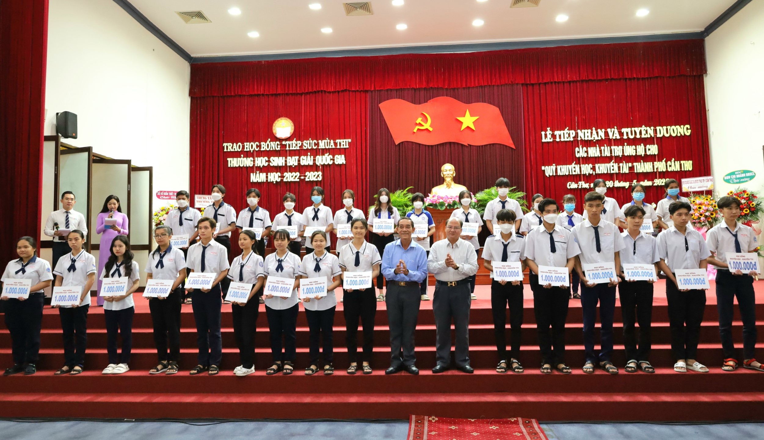 Ông Nguyễn Thanh Hoàng - Phó Trưởng Ban Dân vận Thành ủy và ông Phan Văn Thép - Phó Trưởng Ban Tuyên giáo Thành ủy Cần Thơ trao tặng học bổng cho các em học sinh lớp 12 có hoàn cảnh khó khăn học giỏi.