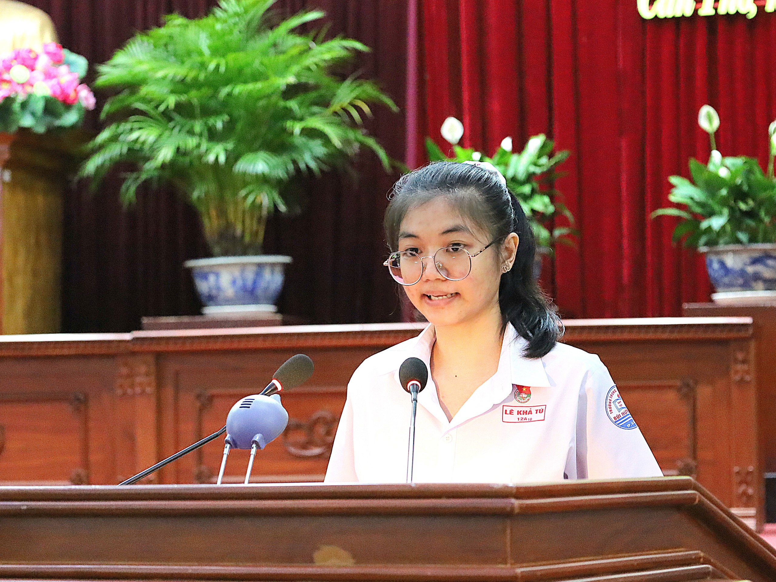 Em Lê Khả Tú - học sinh lớp 12A10 Trường THPT Bùi Hữu Nghĩa, quận Bình Thủy phát biểu tại buổi lễ.