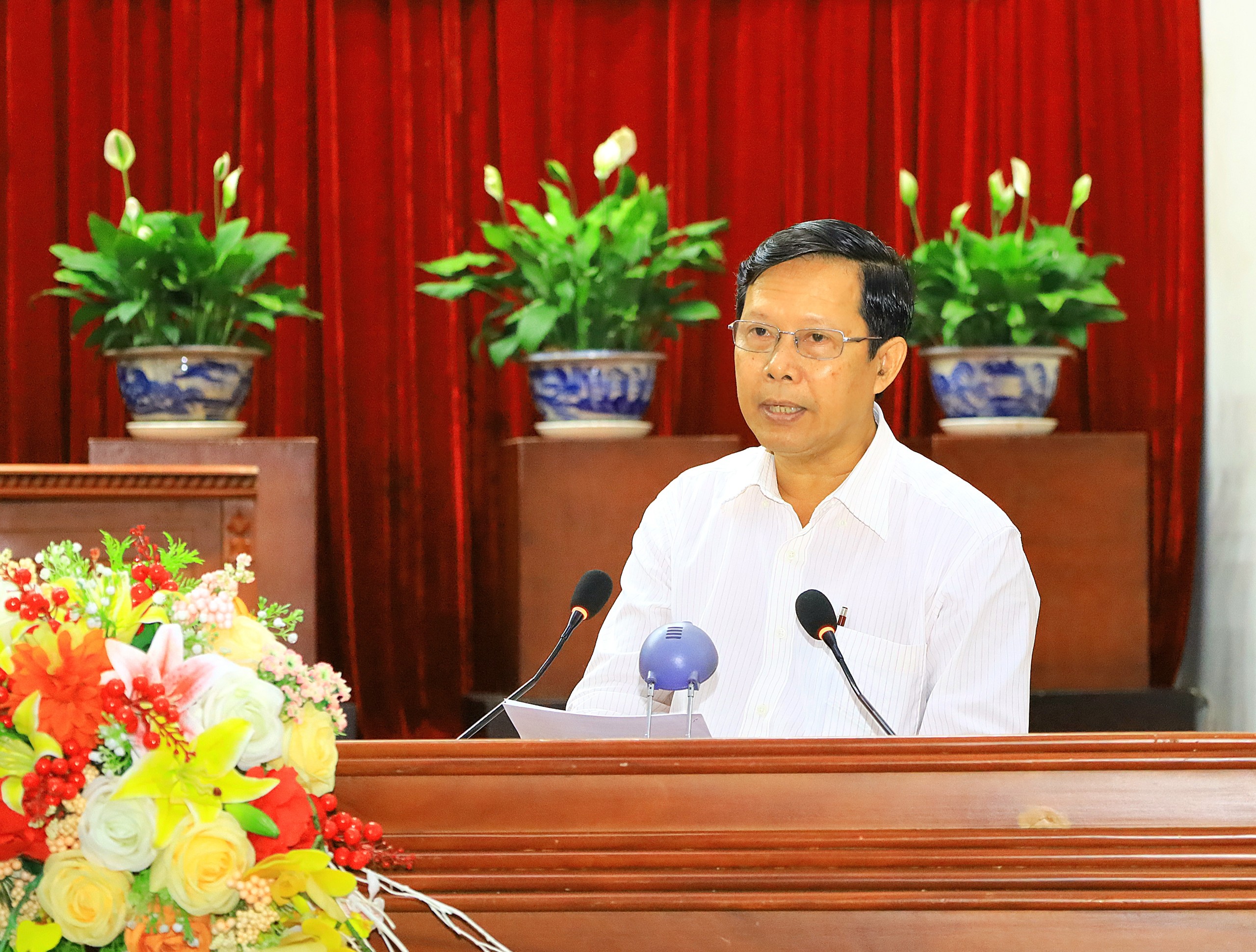 Ông Nguyễn Hoàng Ba - Bí thư Quận ủy Ô Môn phát biểu tham luận tại hội nghị.
