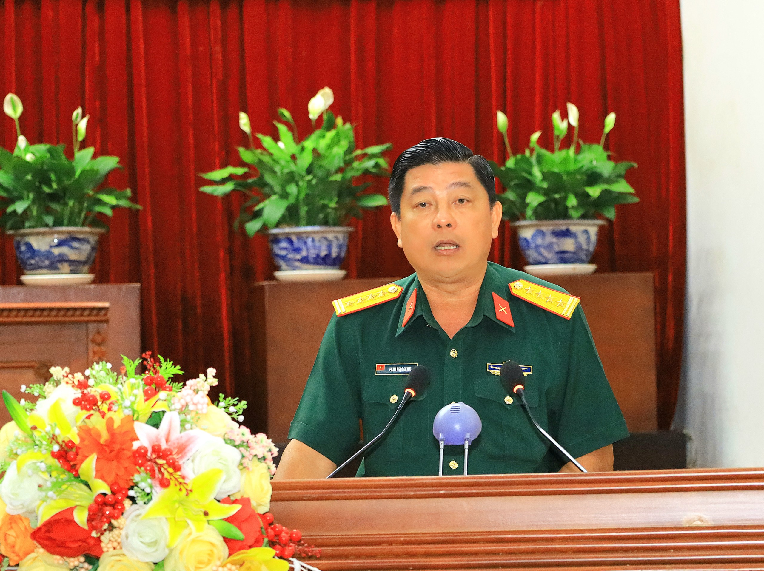 Đại tá Phạm Ngọc Quang - Chính ủy Bộ Chỉ huy Quân sự TP. Cần Thơ phát biểu tham luận tại hội nghị.