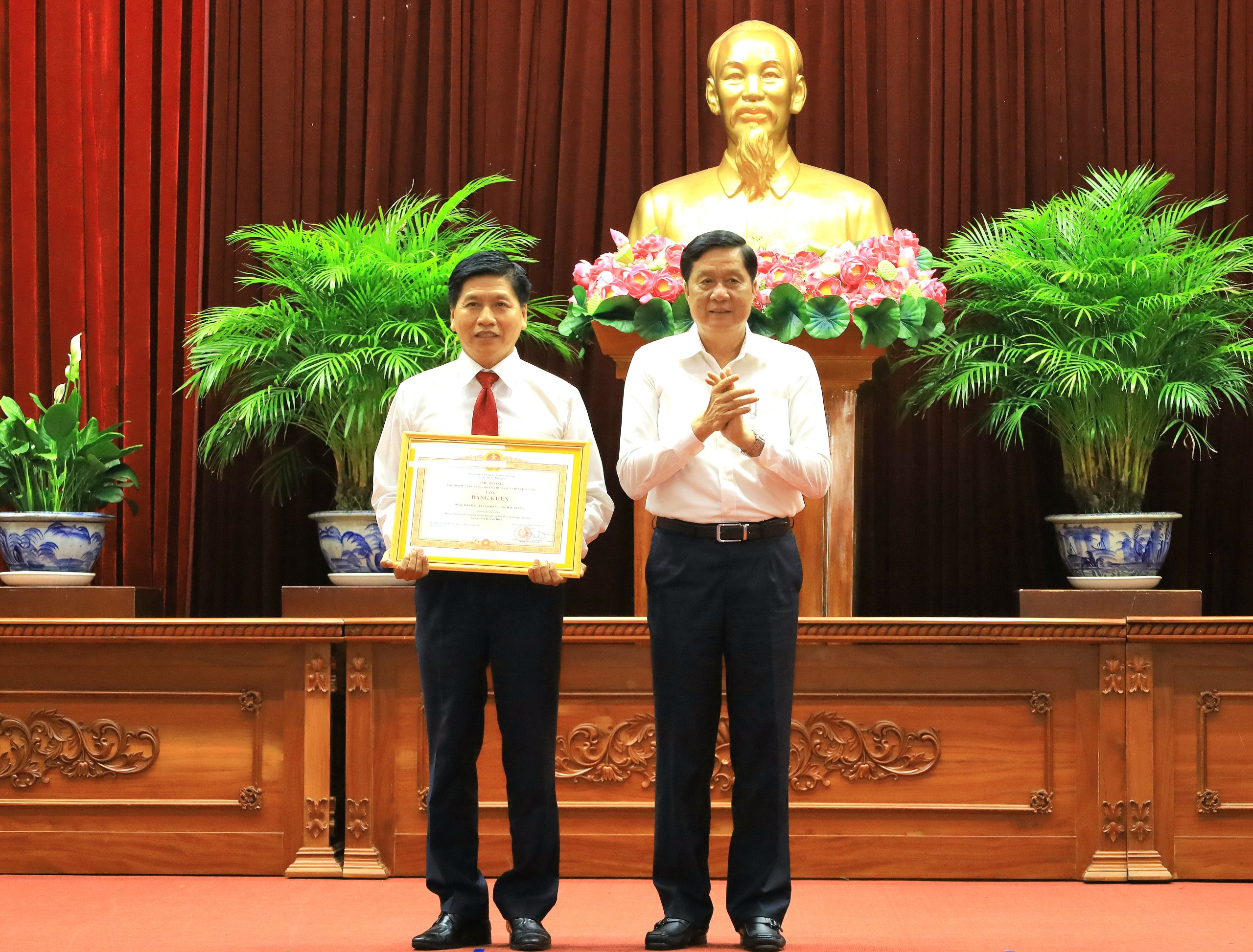 Ông Phạm Văn Hiểu – Phó Bí thư thường trực Thành ủy, Chủ tịch HĐND TP. Cần Thơ trao tặng Bằng khen của Thủ tướng Chính phủ cho Đảng bộ Công ty Cổ phần Dược Hậu Giang.