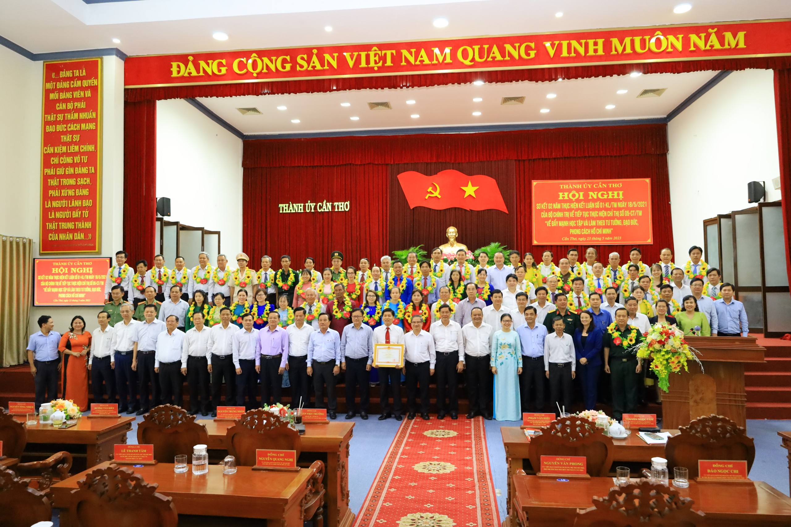 Các đại biểu chụp hình lưu niệm cùng các tập thể, cá nhân điển hình tiêu biểu trong học tập và làm theo tư tưởng, đạo đức, phong cách Hồ Chí Minh được khen thưởng tại hội nghị.
