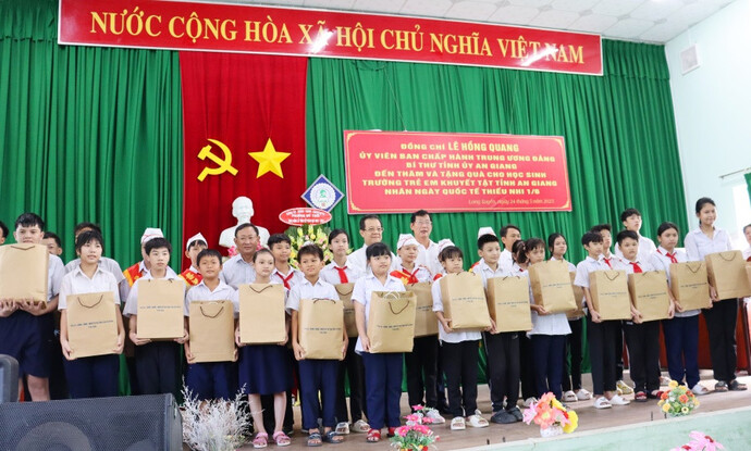 Lãnh đạo tỉnh chụp ảnh lưu niệm cùng học sinh Trường Trẻ em khuyết tật tỉnh An Giang.