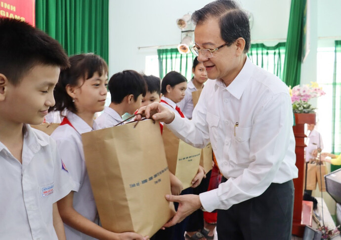 Ủy viên Ban Chấp hành Trung ương Đảng, Bí thư Tỉnh ủy An Giang Lê Hồng Quang trao quà cho các học sinh.