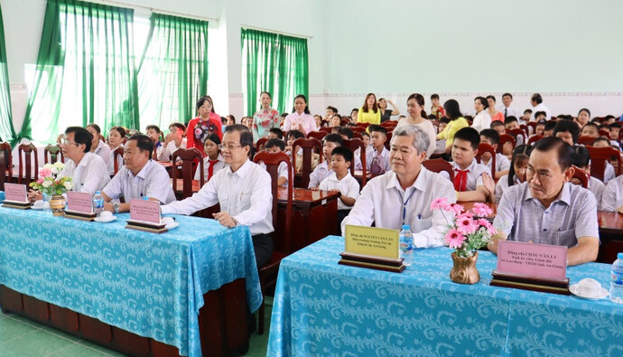 Các Đại biểu dự buổi trao quà cho học sinh Trường Trẻ em Khuyết tật tỉnh An Giang.