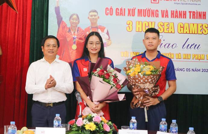 Nhà báo Hồ Minh Chiến tặng hoa chào mừng hai thầy trò HLV Phạm Tuấn Anh và Cao Thị Duyên