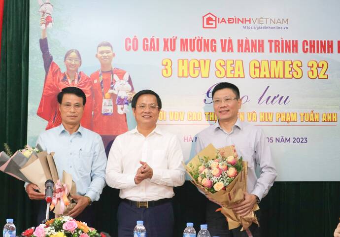 Nhà báo Hồ Minh Chiến tặng hoa cảm ơn các nhà tài trợ