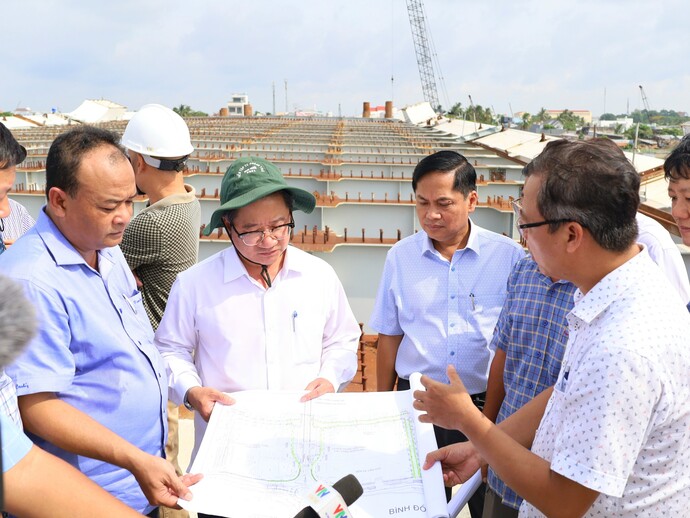 Ông Trần Việt Trường – Phó Bí thư Thành ủy, Chủ tịch UBND TP. Cần Thơ kiểm tra tiến độ thi công gói thầu cầu Trần Hoàng Na.