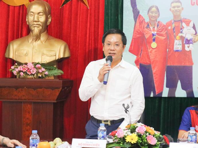 Nhà báo Hồ Minh Chiến - TBT Tạp chí Gia đình Việt Nam phát biểu tại buổi giao lưu