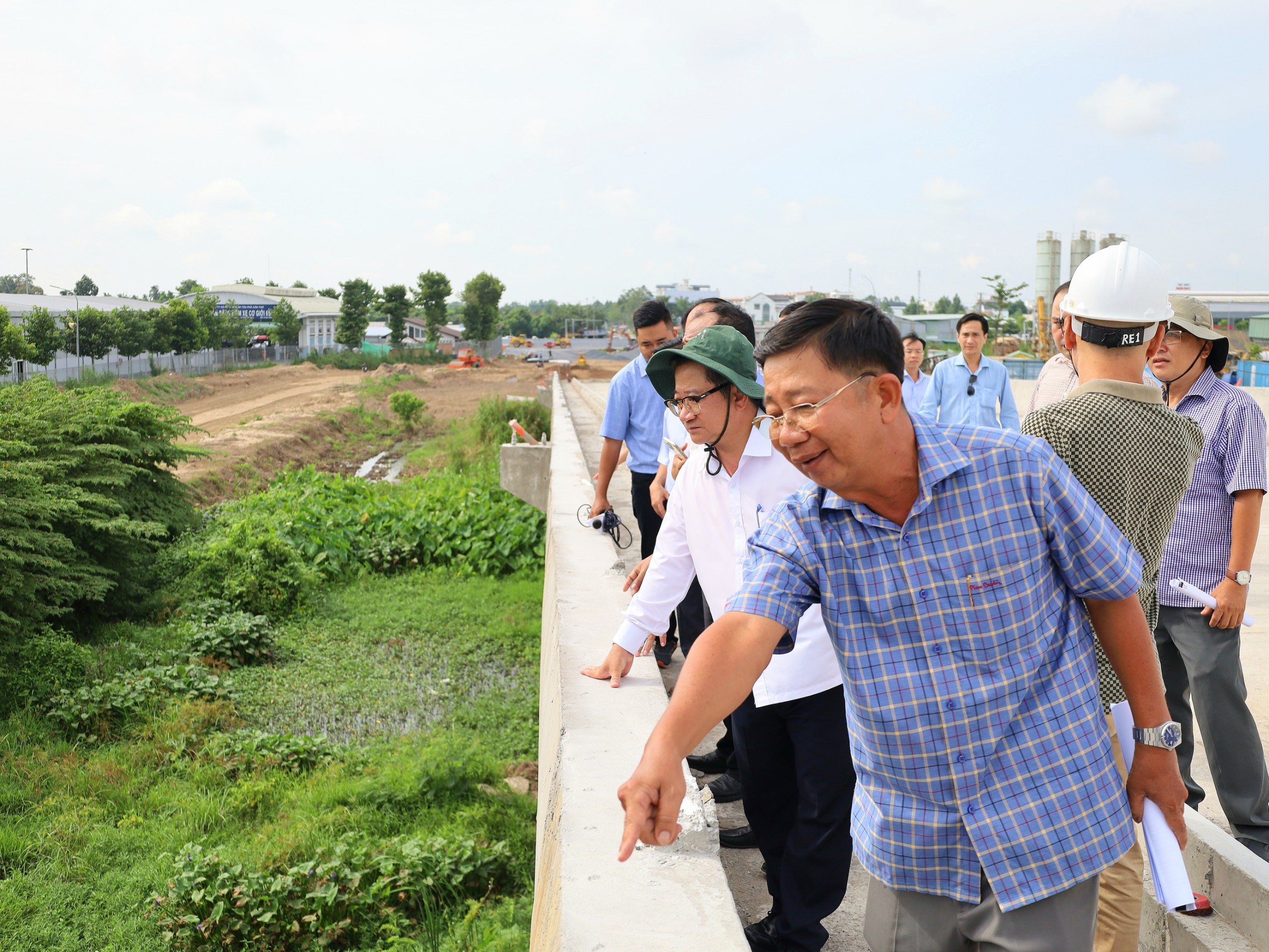 Ông Trần Việt Trường – Phó Bí thư Thành ủy, Chủ tịch UBND TP. Cần Thơ kiểm tra hạng mục gói thầu cầu Trần Hoàng Na.