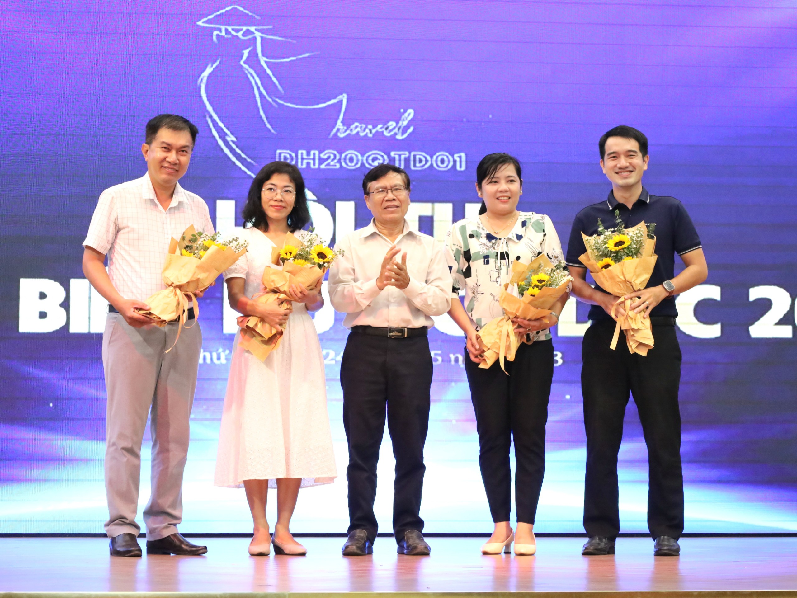 Thầy Đào Ngọc Cảnh - Trưởng khoa Du lịch - Nhà hàng - Khách sạn Trường Đại học Nam Cần Thơ tặng hoa cho ban giám khảo.