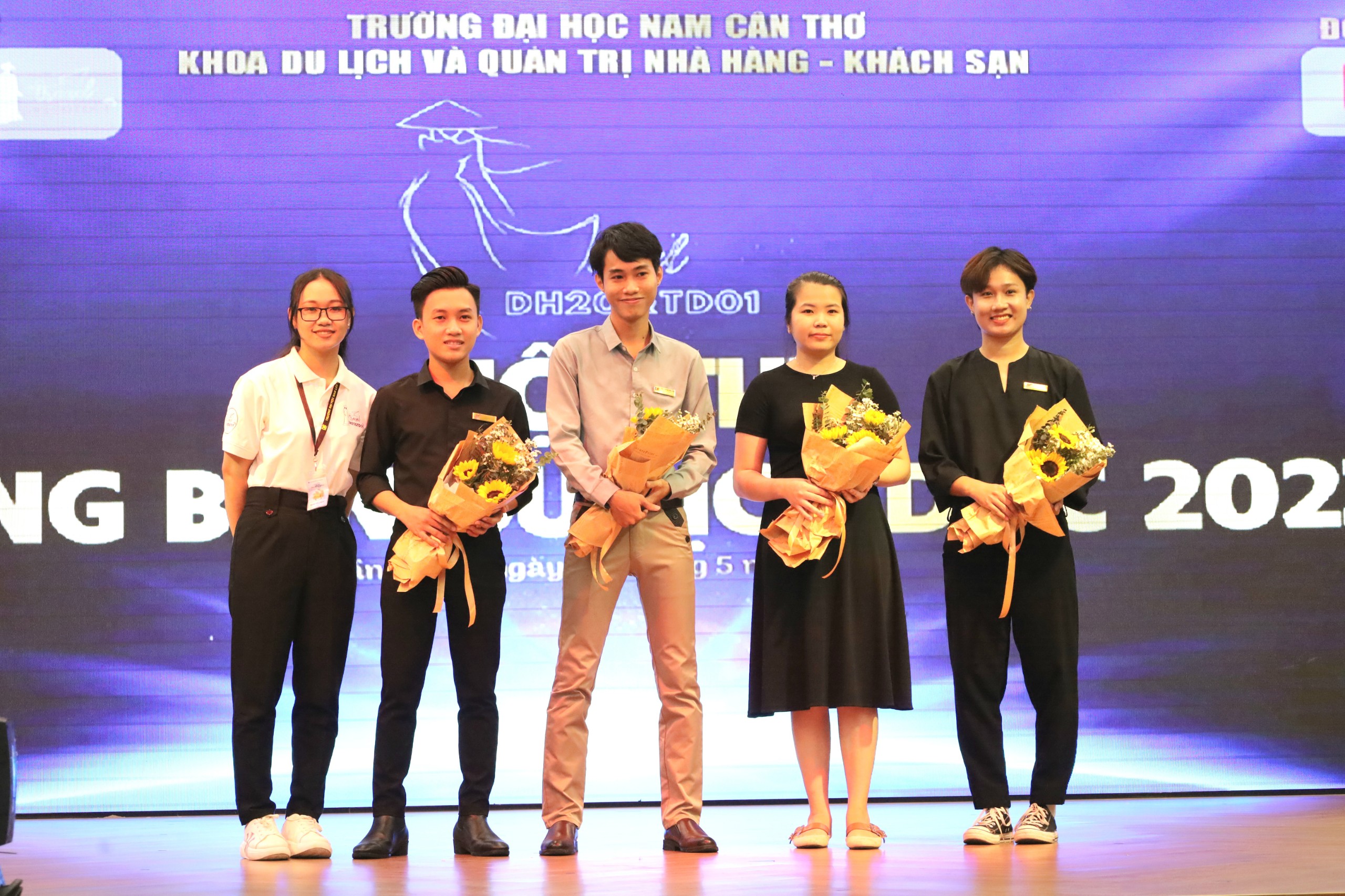 Đai diện ban tổ chức tặng hoa cho các đơn vị đồng hành tổ chức hội thi.