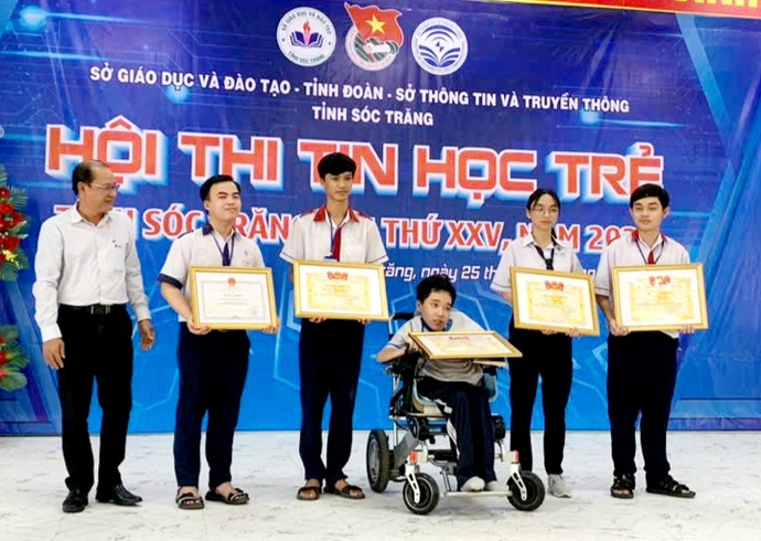 Nguyễn Thành Nghị nhận khen thưởng ngày 25/5 vừa qua.