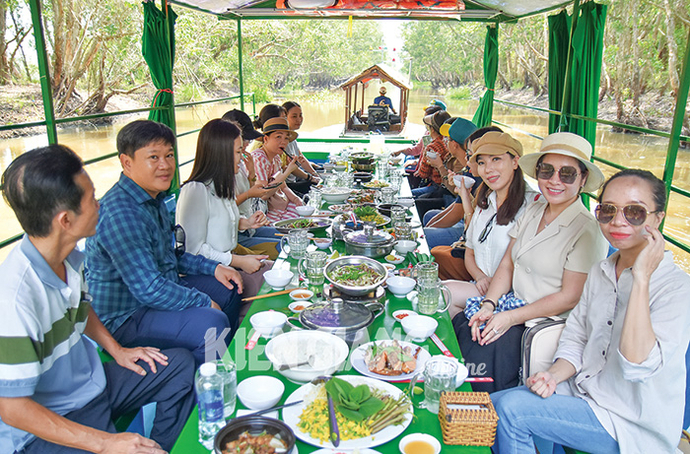 Đoàn cán bộ ngành du lịch tỉnh Kiên Giang trải nghiệm dịch vụ du lịch trong chuyến tham quan, học hỏi kinh nghiệm tại khu du lịch Tràm Chim, tỉnh Đồng Tháp.