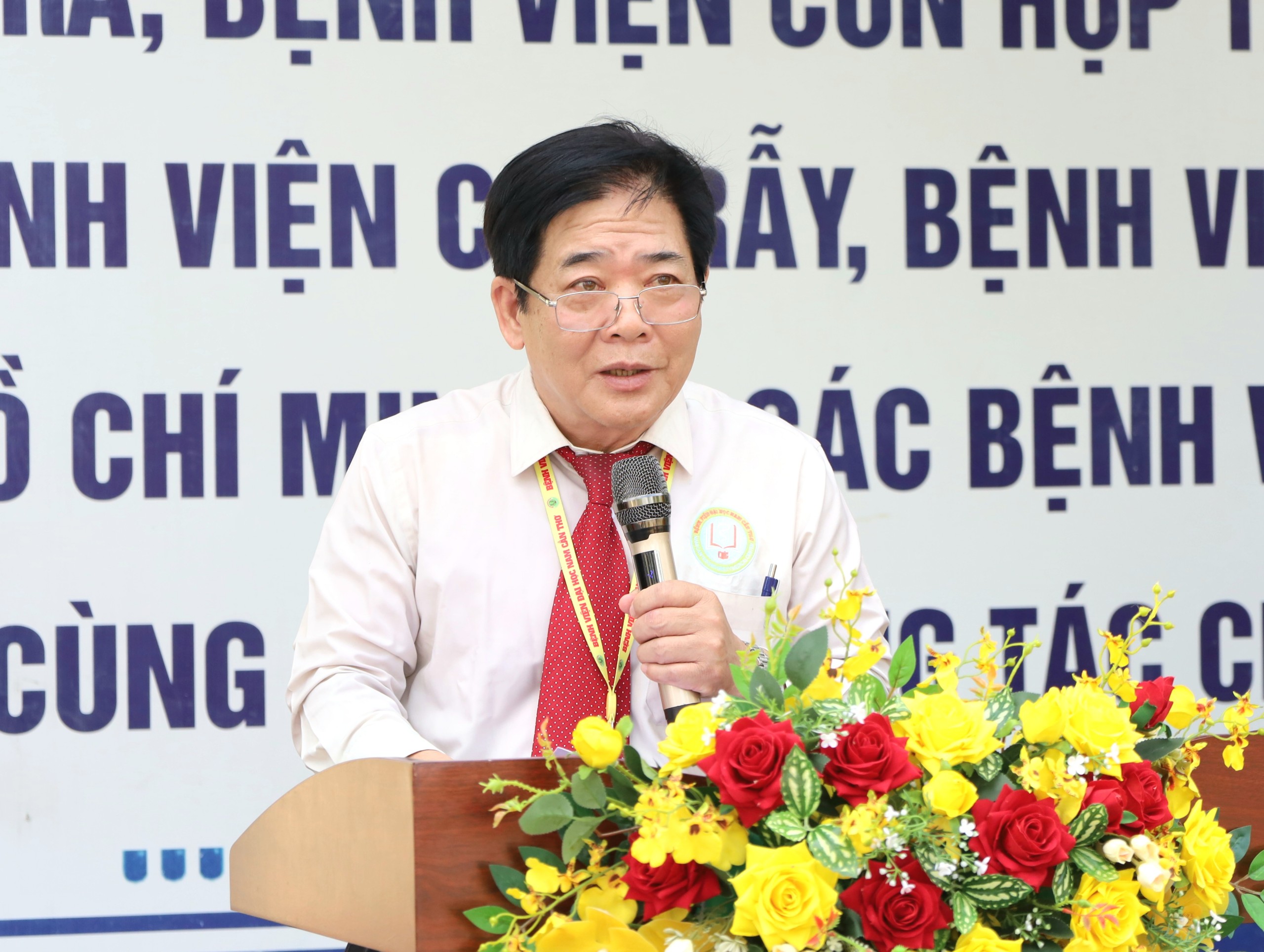 PGS-TS Đàm Văn Cương - Giám đốc Bệnh viện Đại học Nam Cần Thơ phát biểu tại buổi lễ.