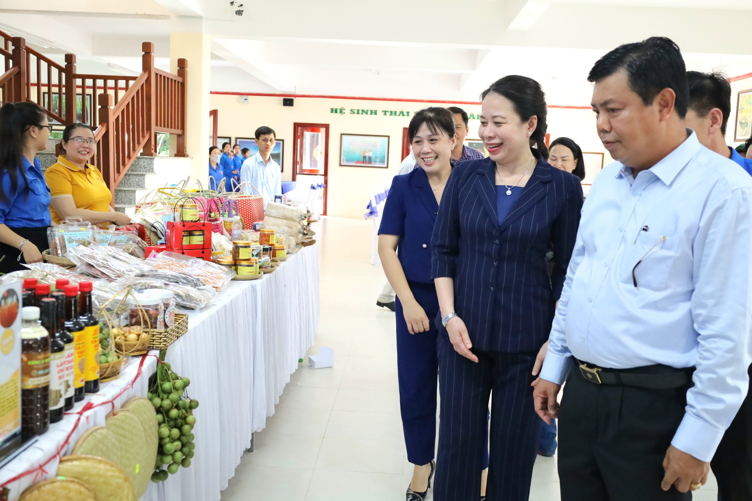 Bà Võ Thị Ánh Xuân - UV Trung ương Đảng, Phó Chủ tịch nước CHXHCN Việt Nam và ông Nguyễn Tiến Hải - UV Trung ương Đảng, Bí thư Tỉnh ủy Cà Mau tham quan các gian hàng trưng bày sản phẩm thanh niên.