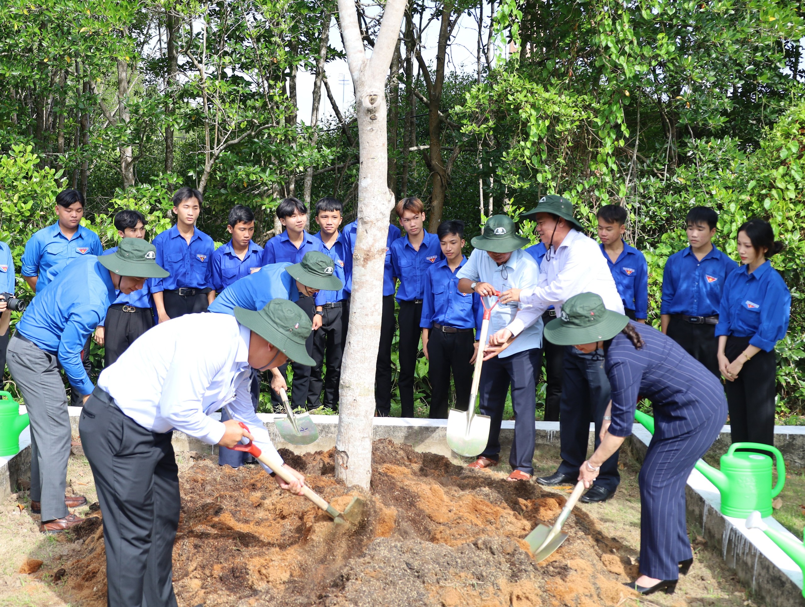 Bà Võ Thị Ánh Xuân - UV Trung ương Đảng, Phó Chủ tịch nước CHXHCN Việt Nam và các đại biểu trồng cây lưu niệm tại Khu công viên văn hóa du lịch Mũi Cà Mau (huyện Ngọc Hiển, tỉnh Cà Mau).