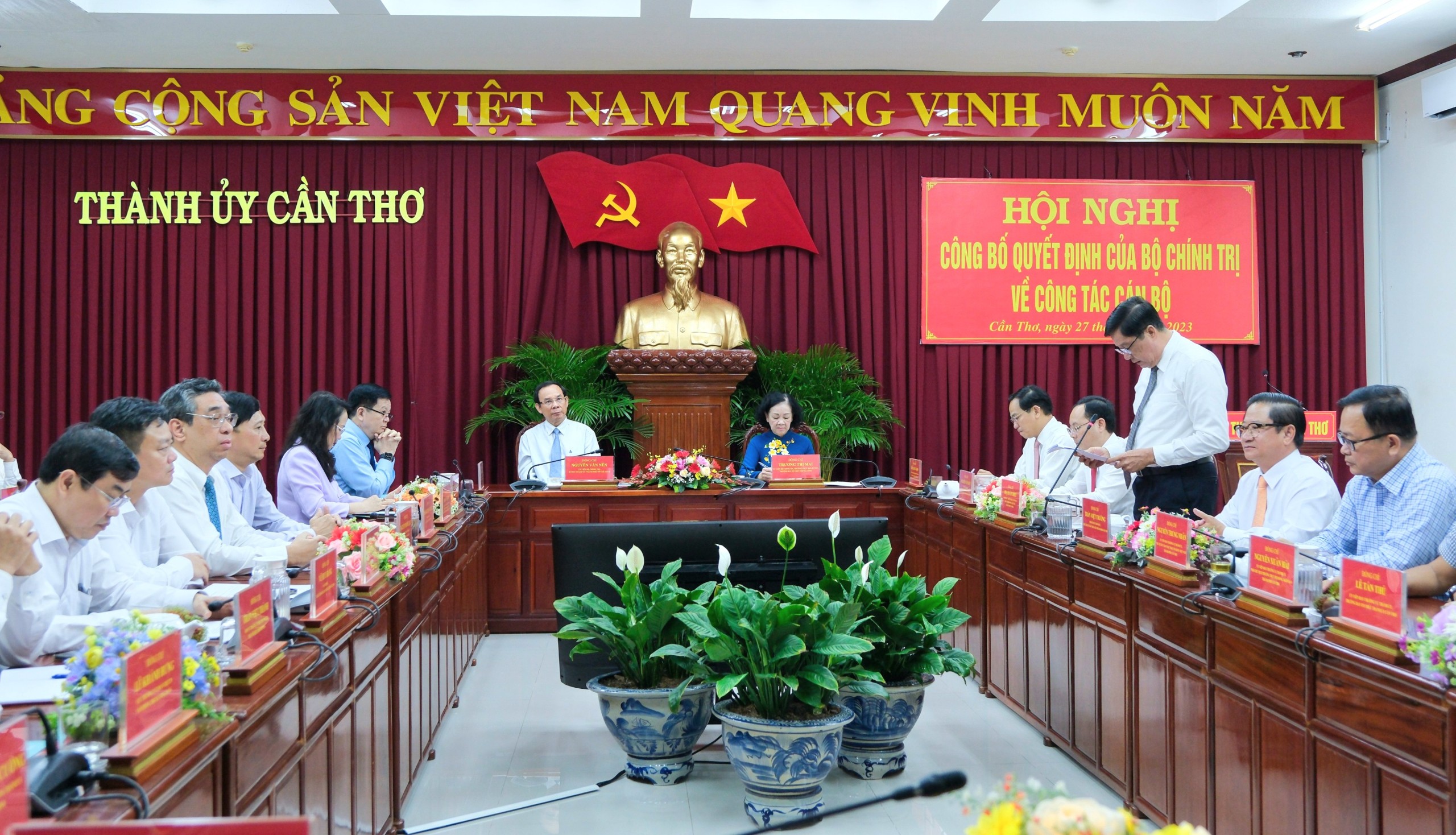 Quang cảnh lễ trao quyết định.