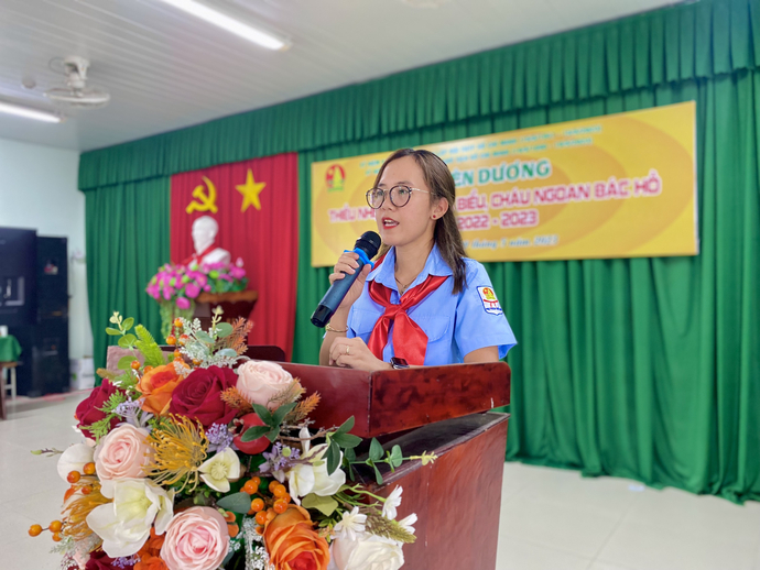 Bà Phạm Thái Thu - Chủ tịch HĐĐ quận phát biểu cảm nghĩ tại chương trình.