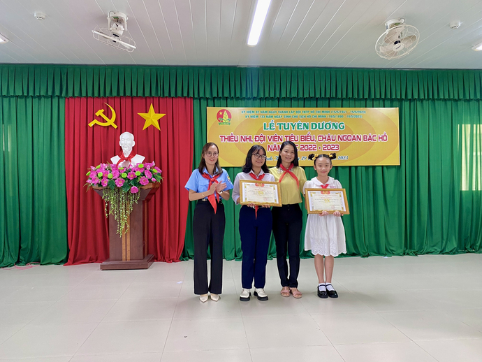 Bà Trần Thị Thuý Hằng - Phó Trưởng Phòng GD&ĐT quận và bà Phạm Thái Thu - Chủ tịch HĐĐ quận trao thưởng cho hai em đội viên có thành tích xuất sắc tại các hội thi.