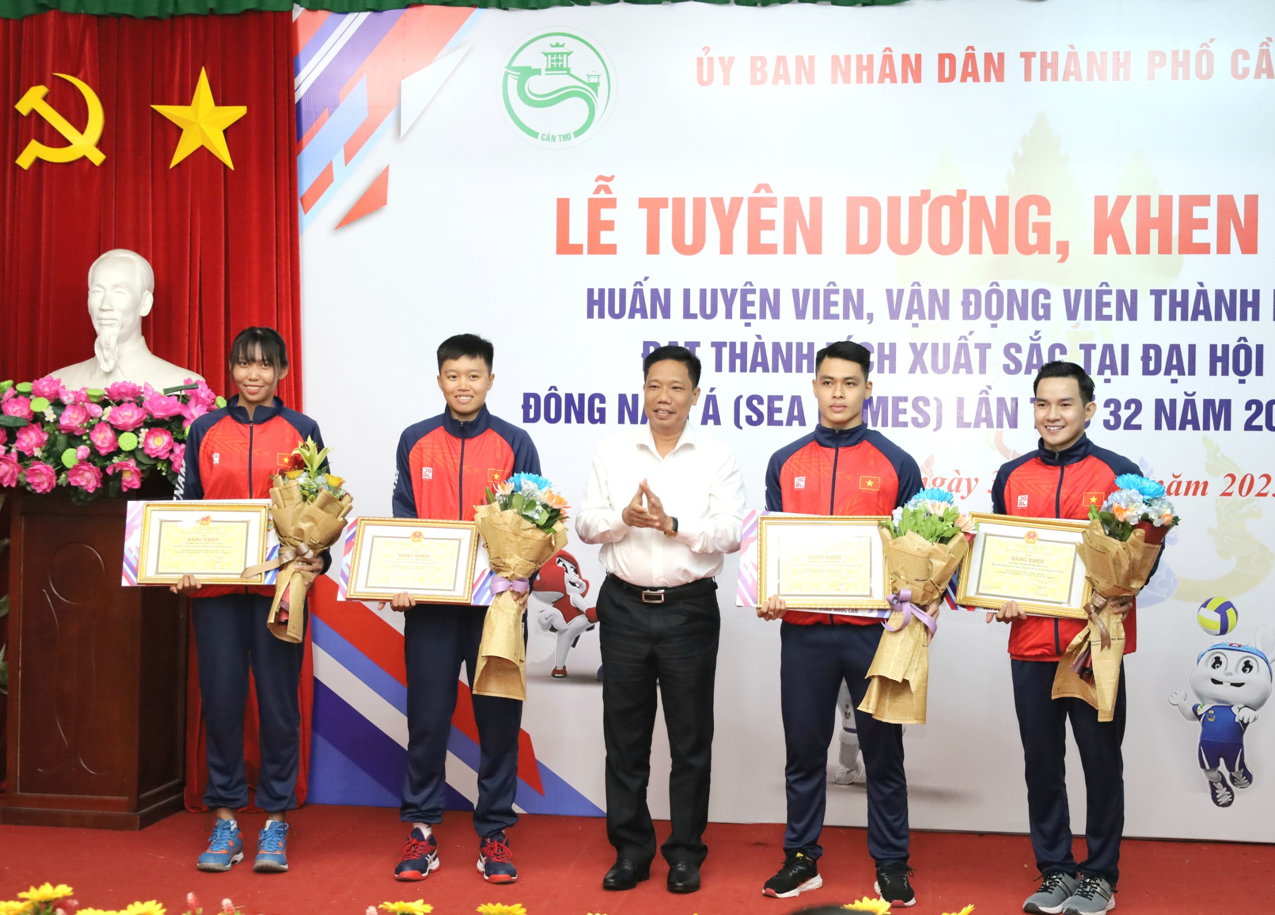 Ông Nguyễn Thực Hiện – Phó Chủ tịch UBND TP. Cần Thơ trao tặng bằng khen và tiền thưởng cho các vận động viên đạt huy chương bạc, huy chương đồng tại Sea Games 32.