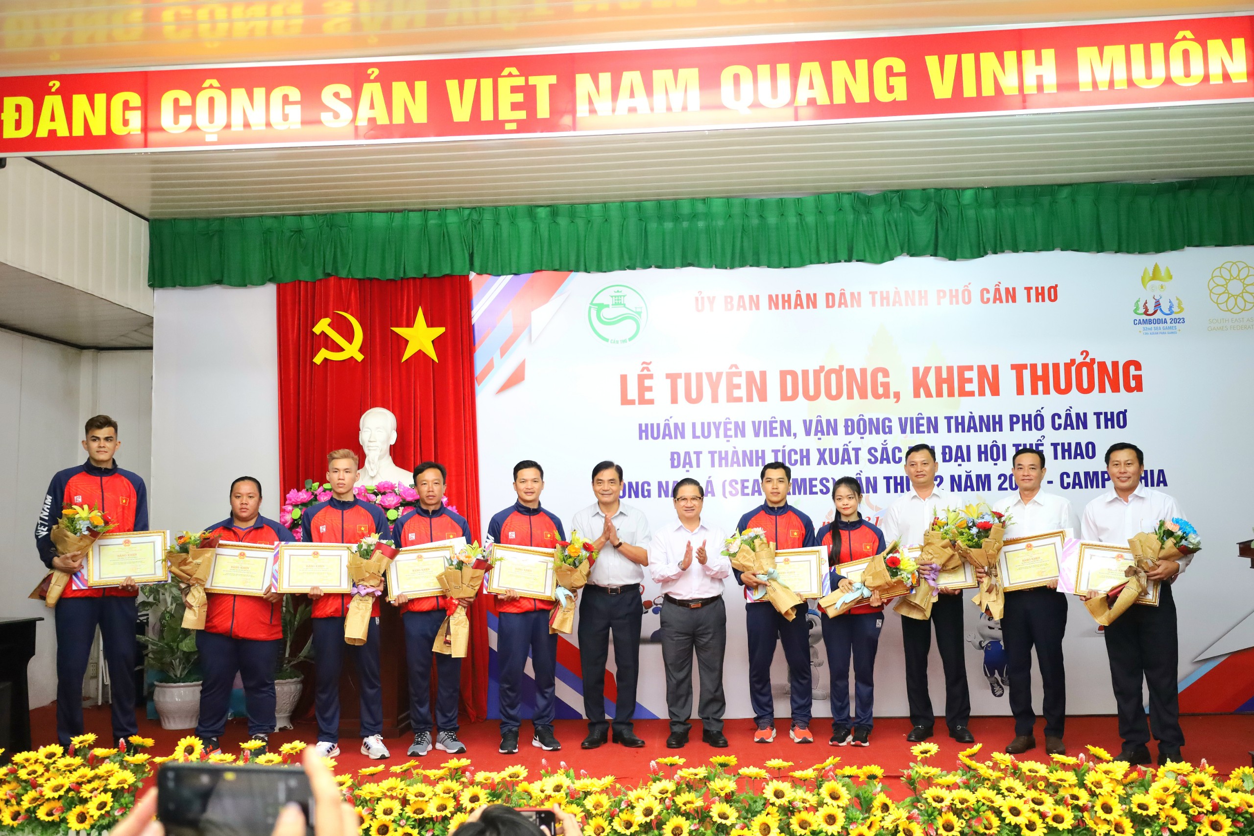 Ông Trần Việt Trường - Phó Bí thư Thành ủy, Chủ tịch UBND TP. Cần Thơ và ông Nguyễn Xuân Hải - UV BTV Thành ủy, Phó Chủ tịch thường trực HĐND TP. Cần Thơ trao bằng khen và tiền thưởng cho các HLV, VĐV đạt HLV tại Seagames 32.