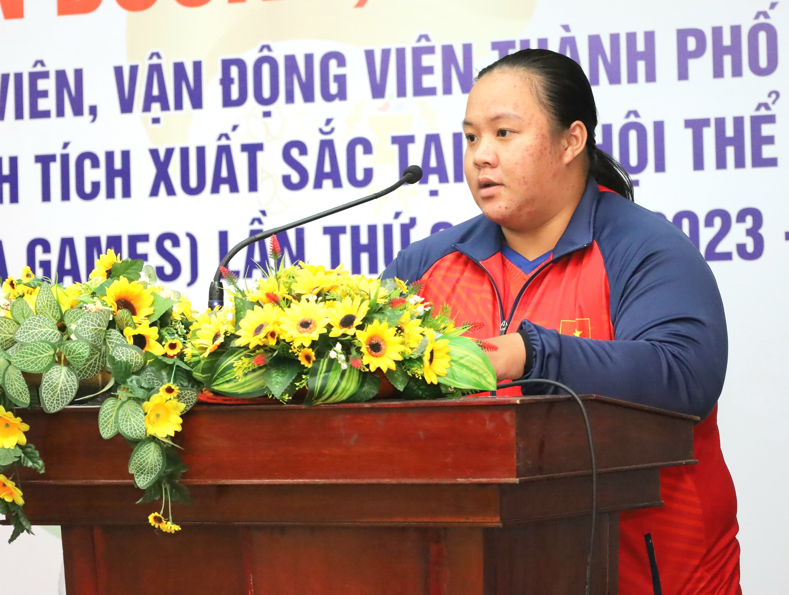 Vận động viên Dương Thanh Thanh - đại diện các vận động viên được tuyên dương phát biểu cảm tưởng.