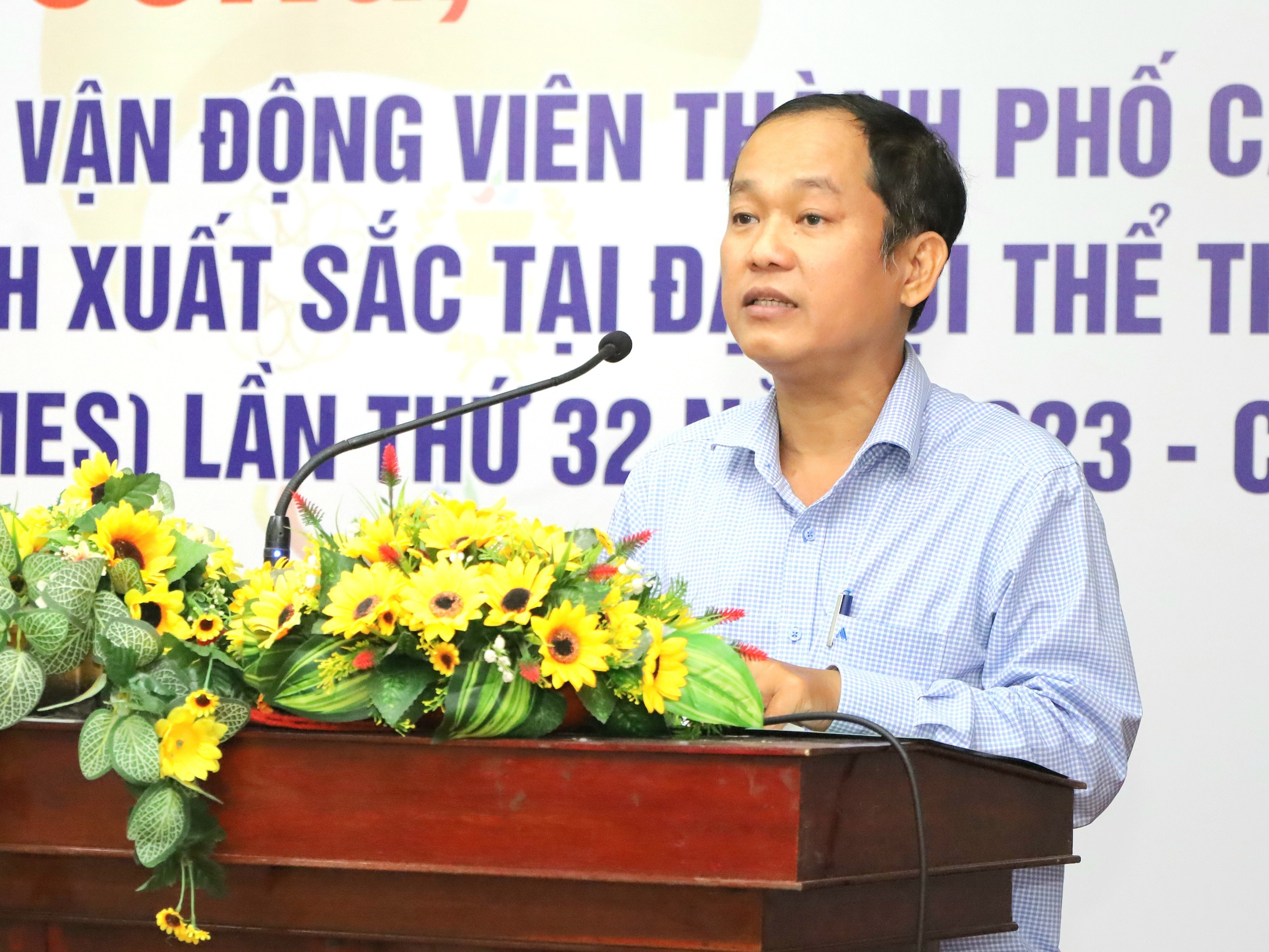 Ông Trương Công Quốc Việt - Phó Giám đốc Sở Văn hóa, Thể thao và Du lịch TP. Cần Thơ báo cáo thành tích tại Đại hội Thể thao Đông Nam Á lần thứ 32 - Sea Games 32 và Giải vô địch Cử tạ Châu Á tại Hàn Quốc năm 2023.