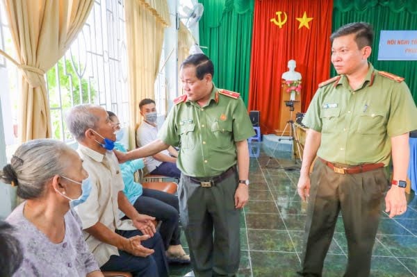 Thiếu tướng Nguyễn Văn Thuận, Giám đốc Công an TP Cần Thơ thăm hỏi người dân đến làm Căn cước công dân gắn chip điện tử. (Ảnh: CAND).
