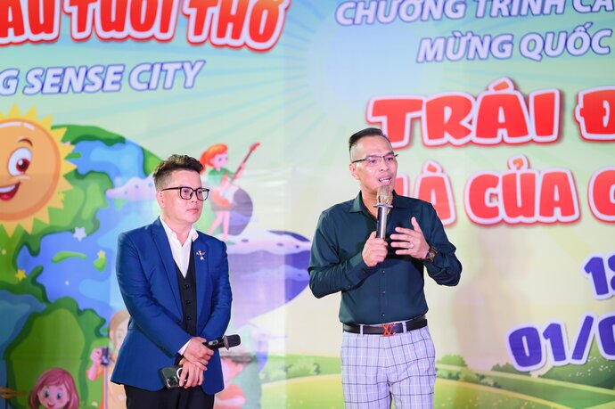 Ông Nguyễn Văn Phú - UV BCH Hội Người mẫu Việt Nam, Giám đốc Công ty TNHH MTV Người mẫu Tây Đô (Bìa phải) chia sẻ niềm tự hào và hạnh phúc khi chung tay vì công việc thiện nguyện, trao gởi yêu thương đến mọi người, đặc biệt là trẻ em.