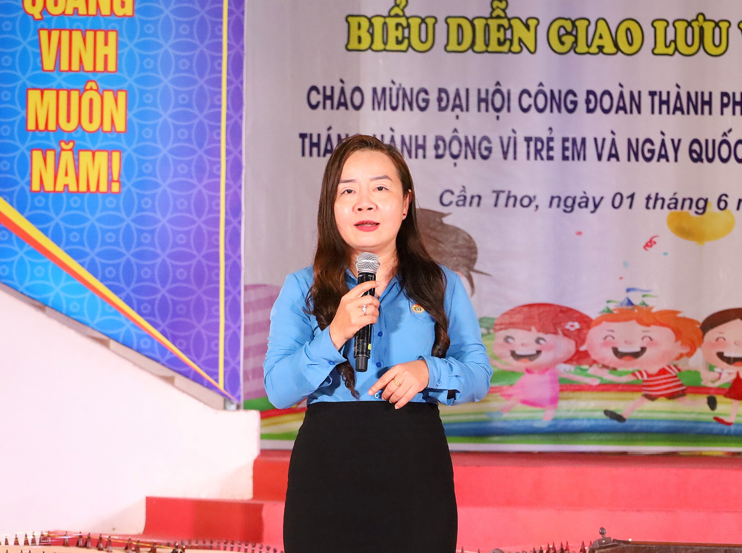 Bà Nguyễn Thị Phương Kiều - Giám đốc Nhà Văn hóa Lao Động TP. Cần Thơ thuộc Liên đoàn Lao động TP. Cần Thơ phát biểu tại chương trình.