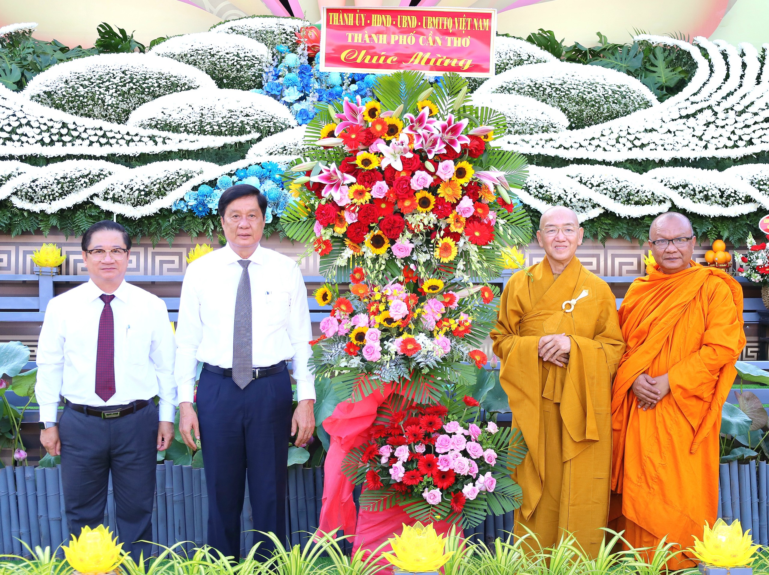 Ông Phạm Văn Hiểu - Phó Bí thư thường trực Thành ủy, Chủ tịch HĐND TP. Cần Thơ và ông Trần Việt Trường - Phó Bí thư Thành ủy, Chủ tịch UBND TP. Cần Thơ trao tặng hoa chúc mừng.