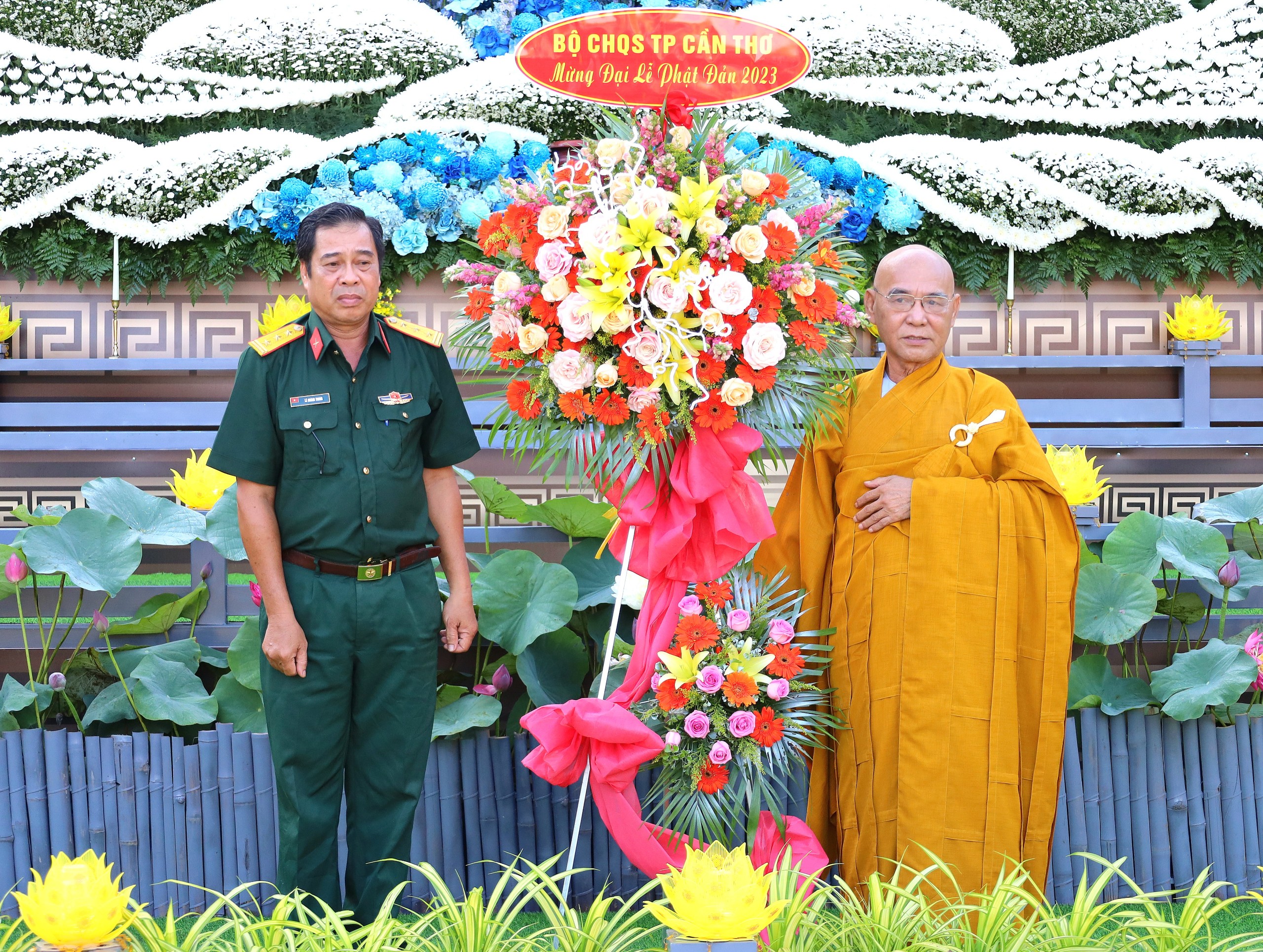 Thượng tá Lê Hoàng Trung - Phó Chủ nhiệm Chính trị Bộ Chỉ huy Quân sự TP. Cần Thơ trao tặng hoa chúc mừng.