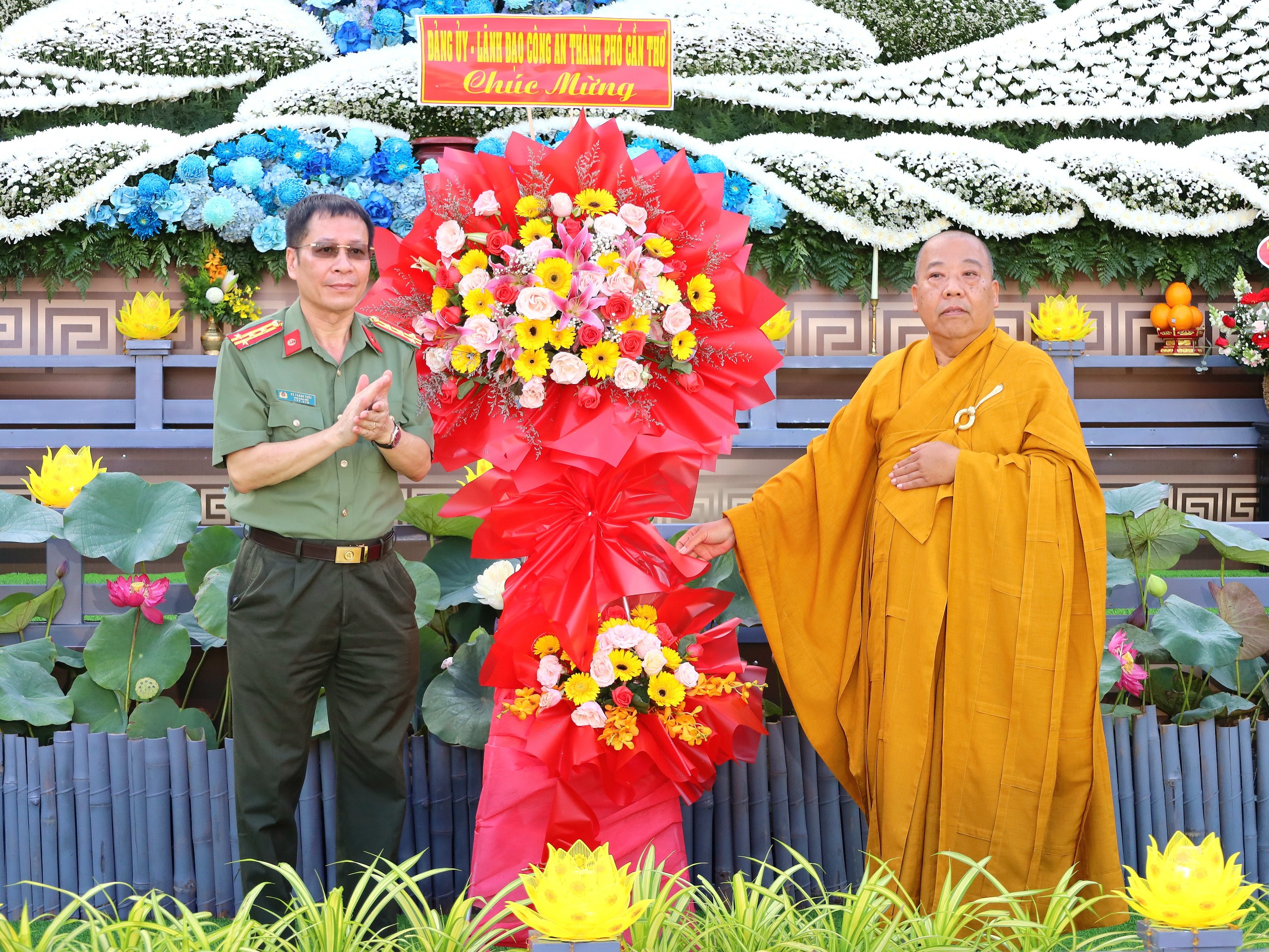 Đại tá Vũ Thành Thức - Phó Giám đốc Công an TP. Cần Thơ trao tặng hoa chúc mừng.