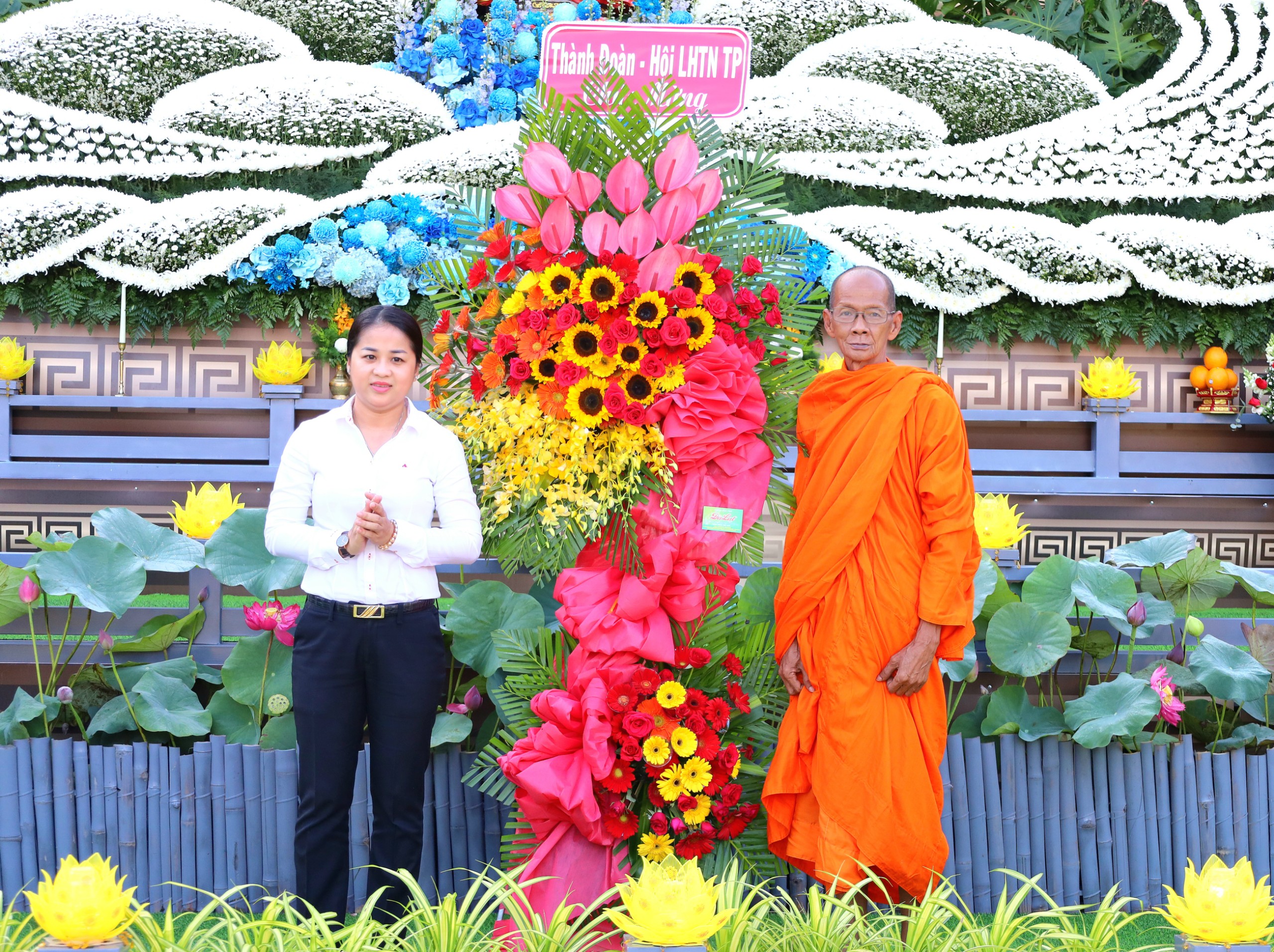 Bà Lư Thị Ngọc Anh - Bí thư Thành đoàn Cần Thơ trao tặng hoa chúc mừng.